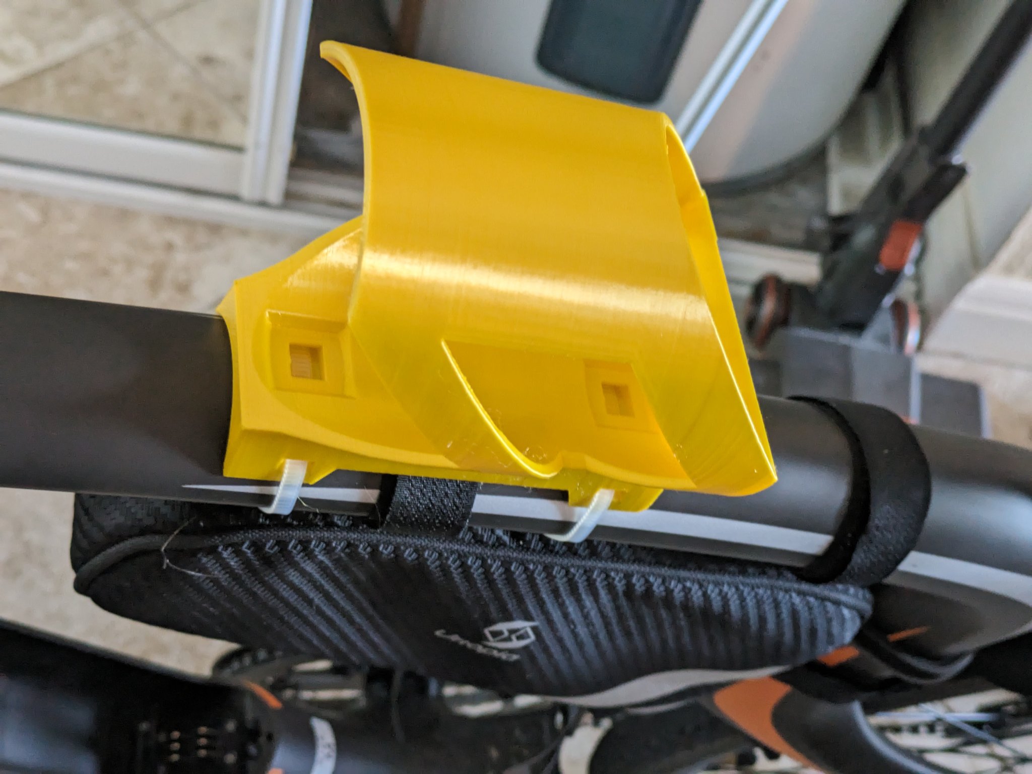 Giá đỡ chai nước cho xe đạp Urtopia Carbon One