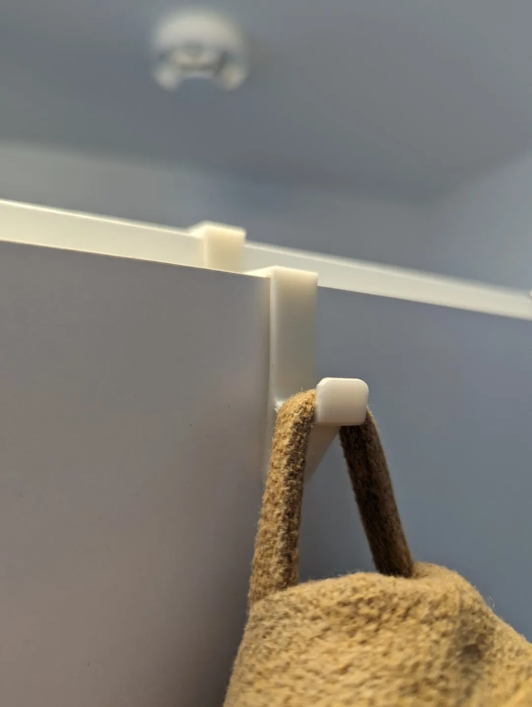 Móc treo quần áo bên trong cửa cho không gian sống