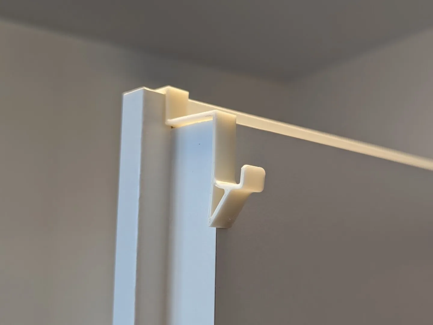 Móc treo quần áo bên trong cửa cho không gian sống