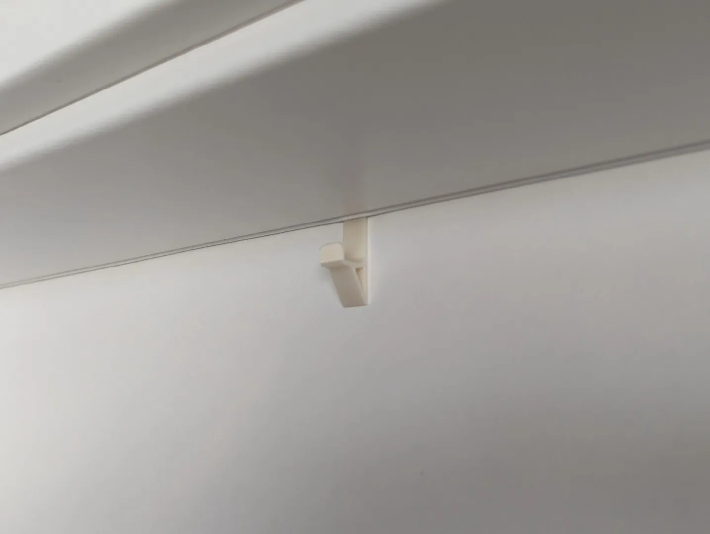 Móc treo quần áo bên trong cửa cho không gian sống