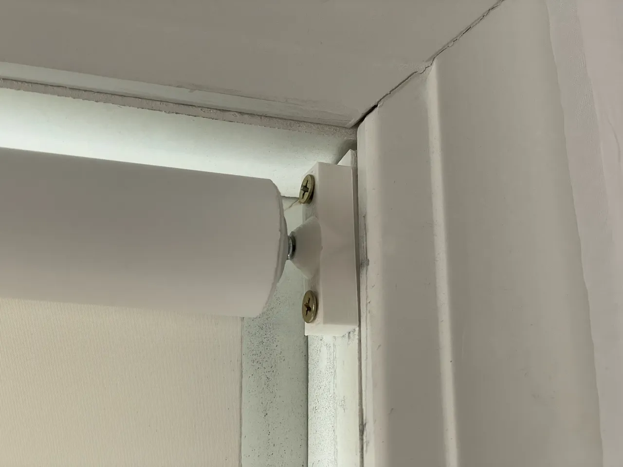 Bảng đỡ rèm cuốn cho cửa sổ