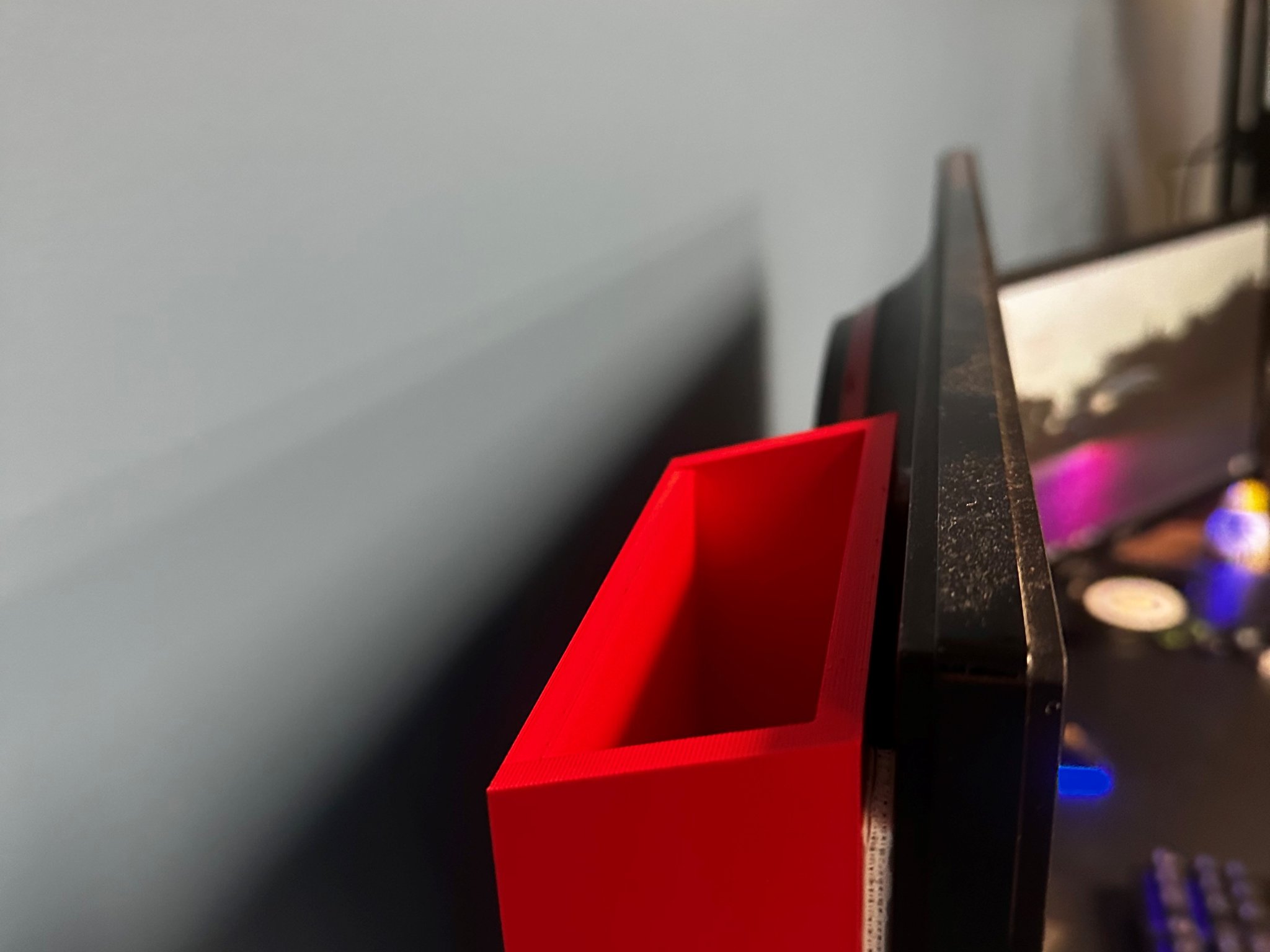 Kệ giấu đồ sau màn hình máy tính cho văn phòng