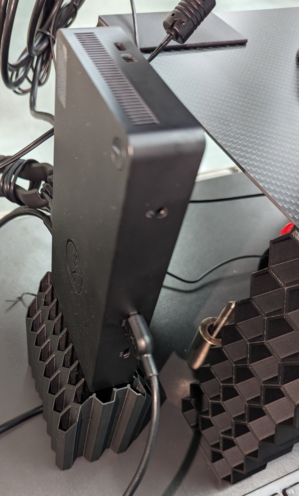 Giá đỡ đứng hình lục giác cho trạm kết nối Dell WD19