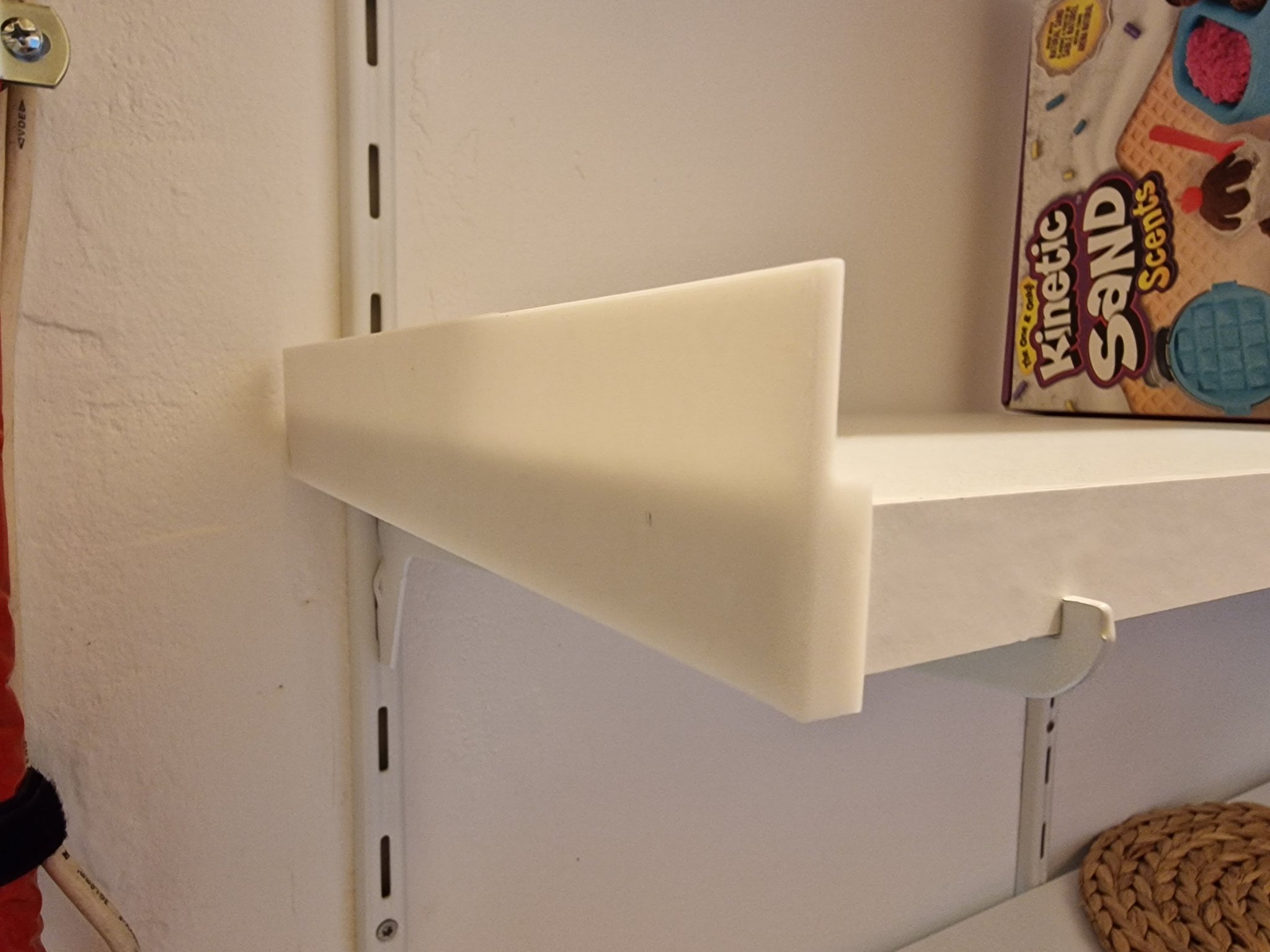 Giá đỡ bảo vệ cạnh kệ chống rơi đồ vật