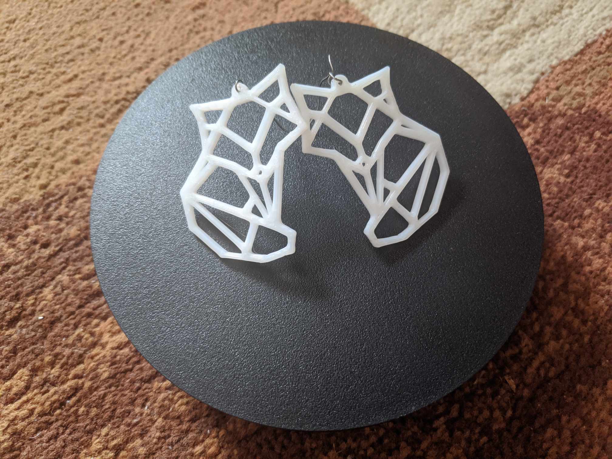 Bông tai hình sói phong cách low-poly dễ in