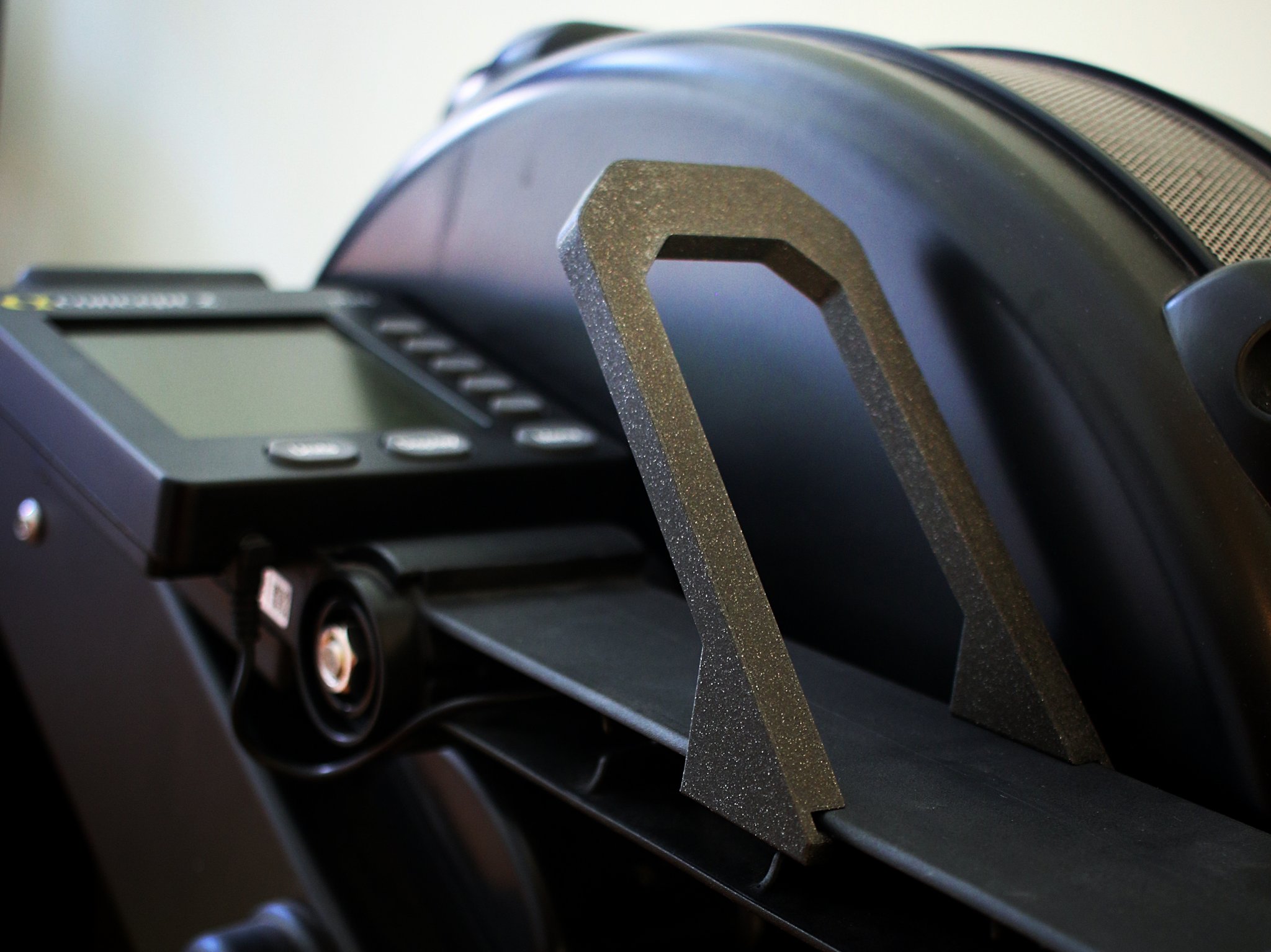 Giá đỡ thiết bị di động cho máy chèo trong nhà Concept2 Model D