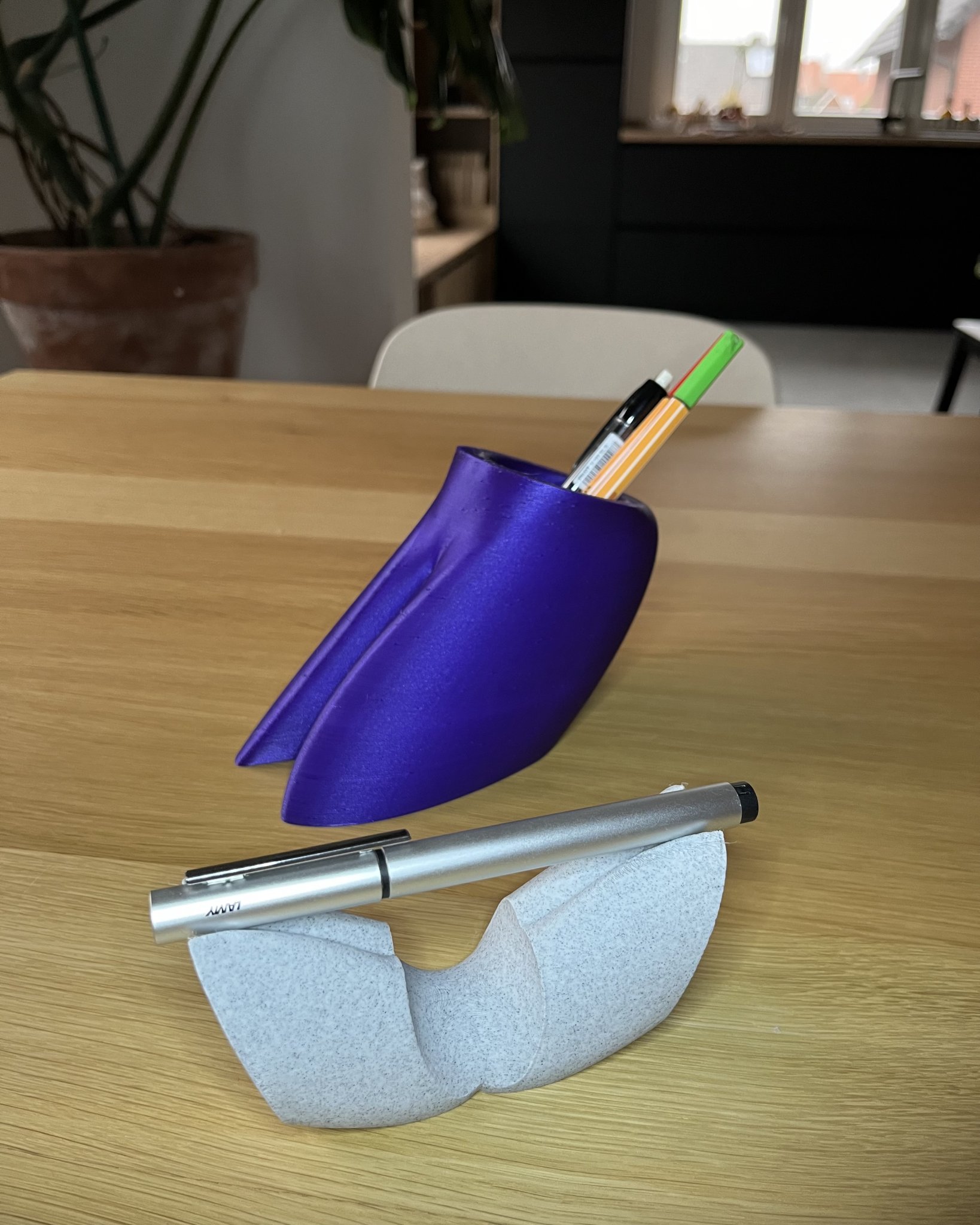 Giá đỡ bút hình chú dê giúp tổ chức văn phòng