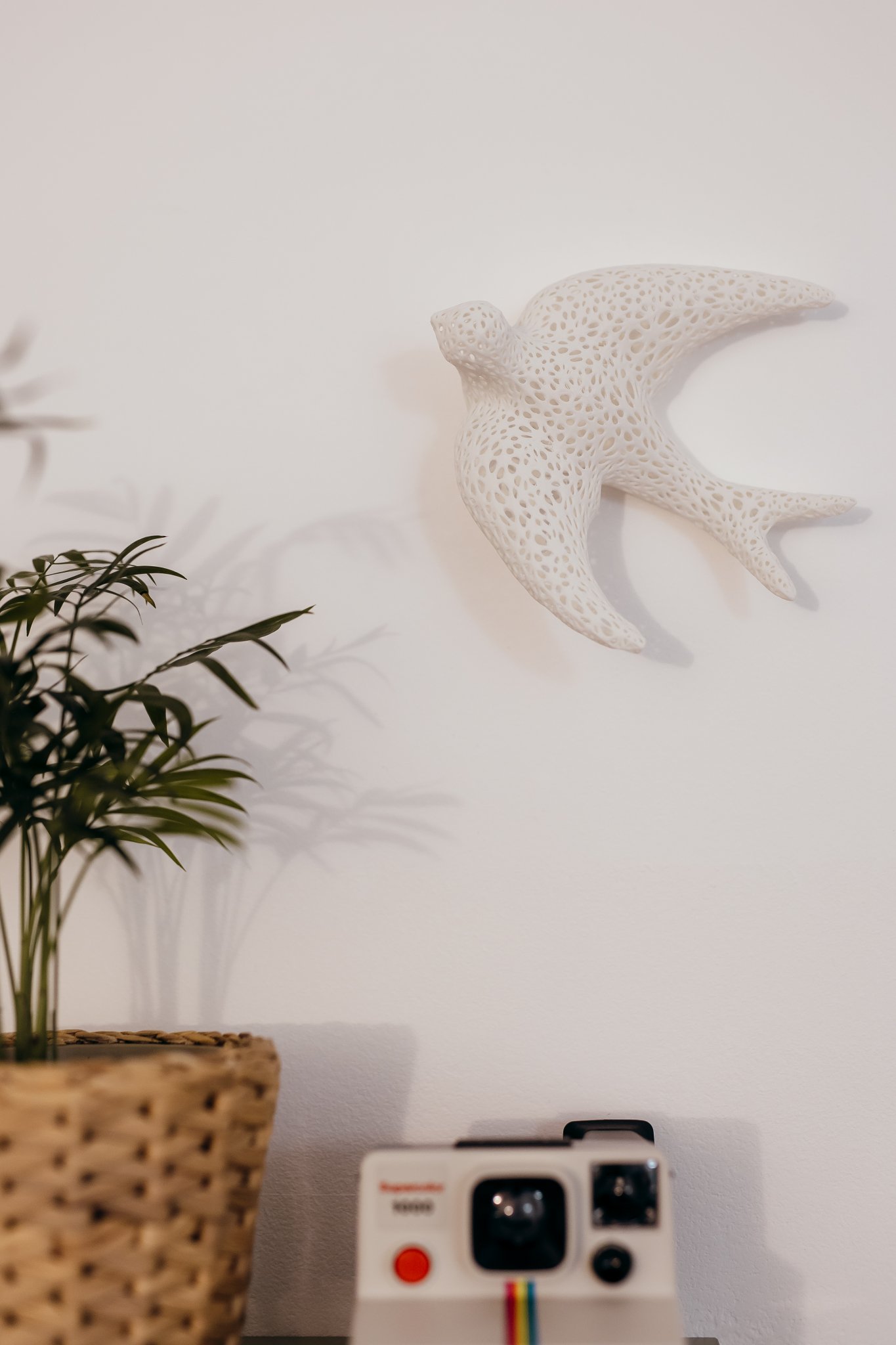 Trang trí tường hình chim én bằng sứ phong cách Voronoï