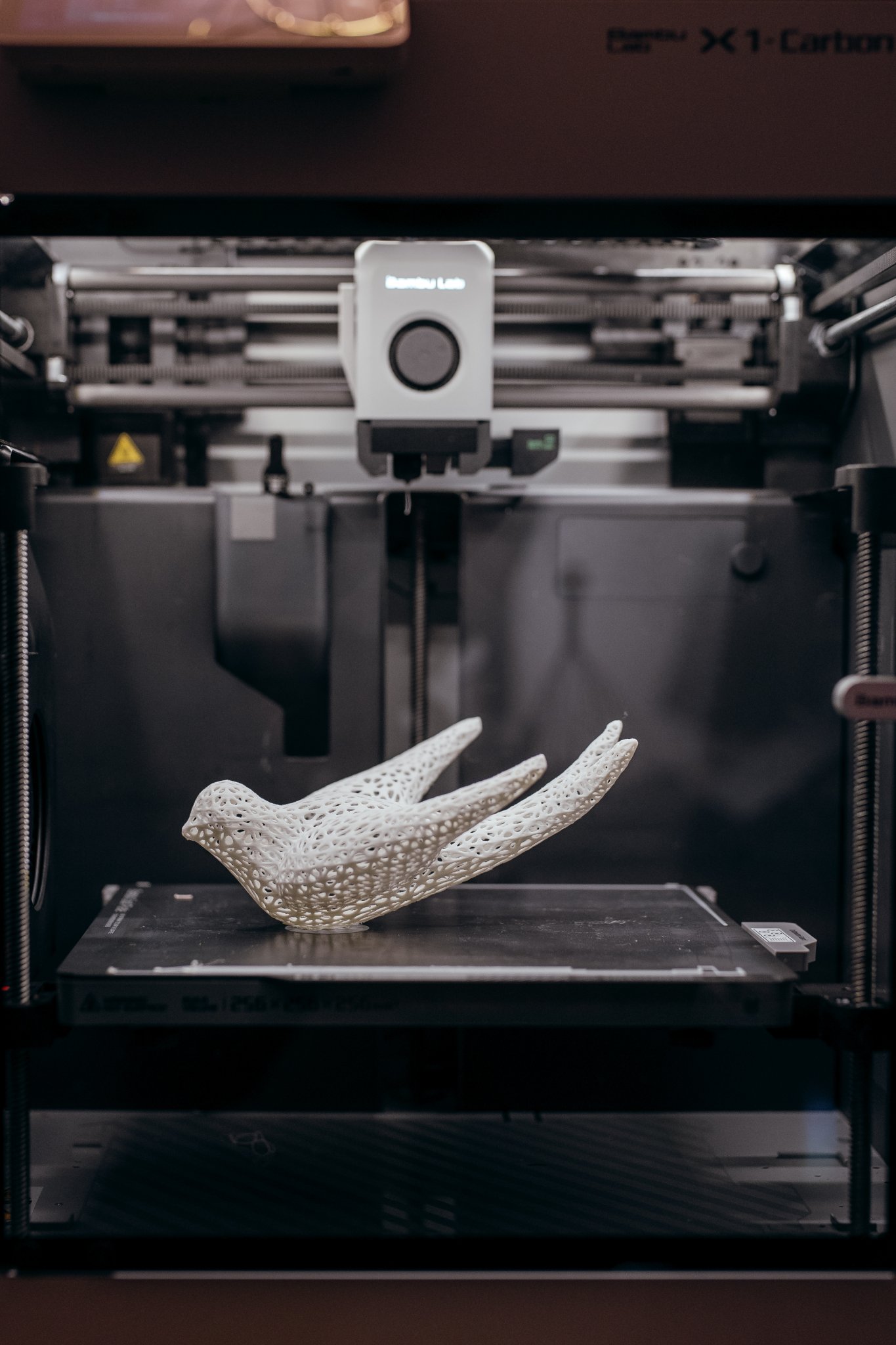 Trang trí tường hình chim én bằng sứ phong cách Voronoï