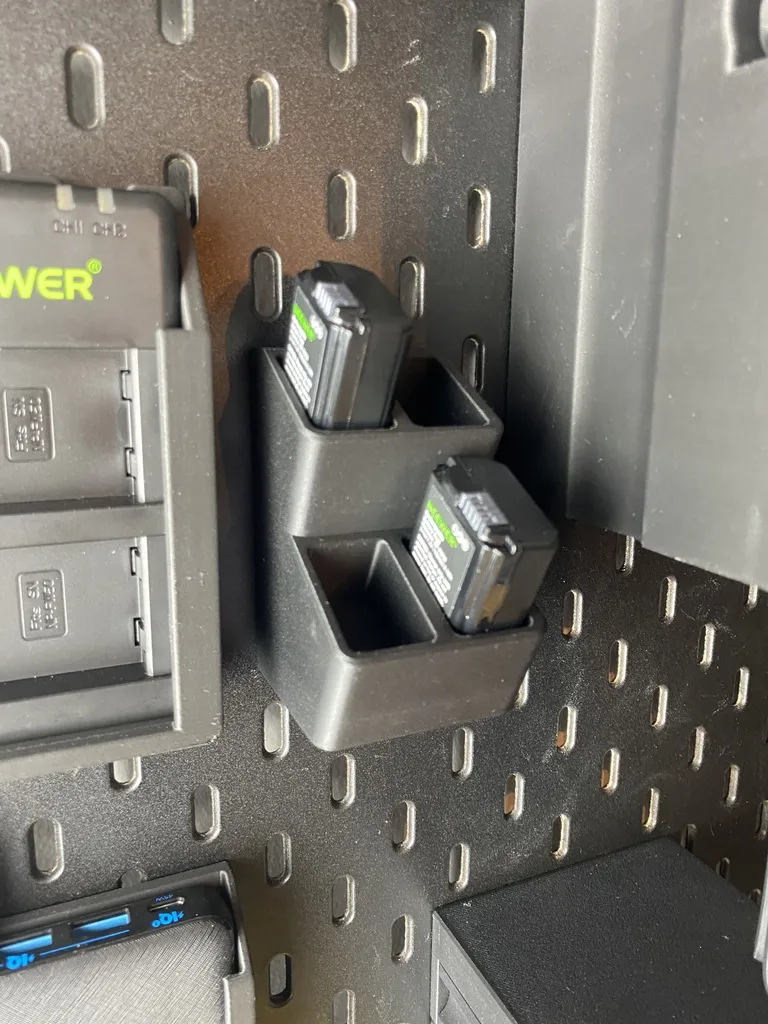 Giá đỡ pin camera trên bảng ghim Ikea Skadis