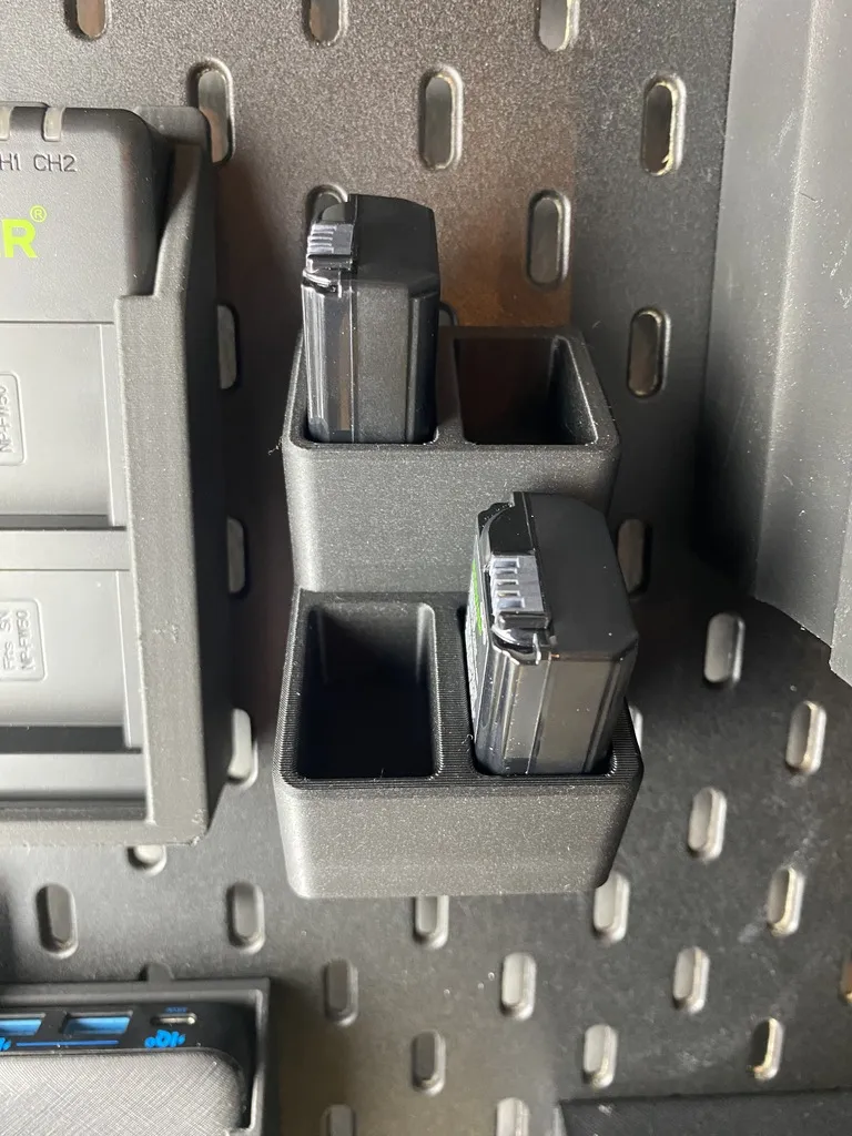 Giá đỡ pin camera trên bảng ghim Ikea Skadis