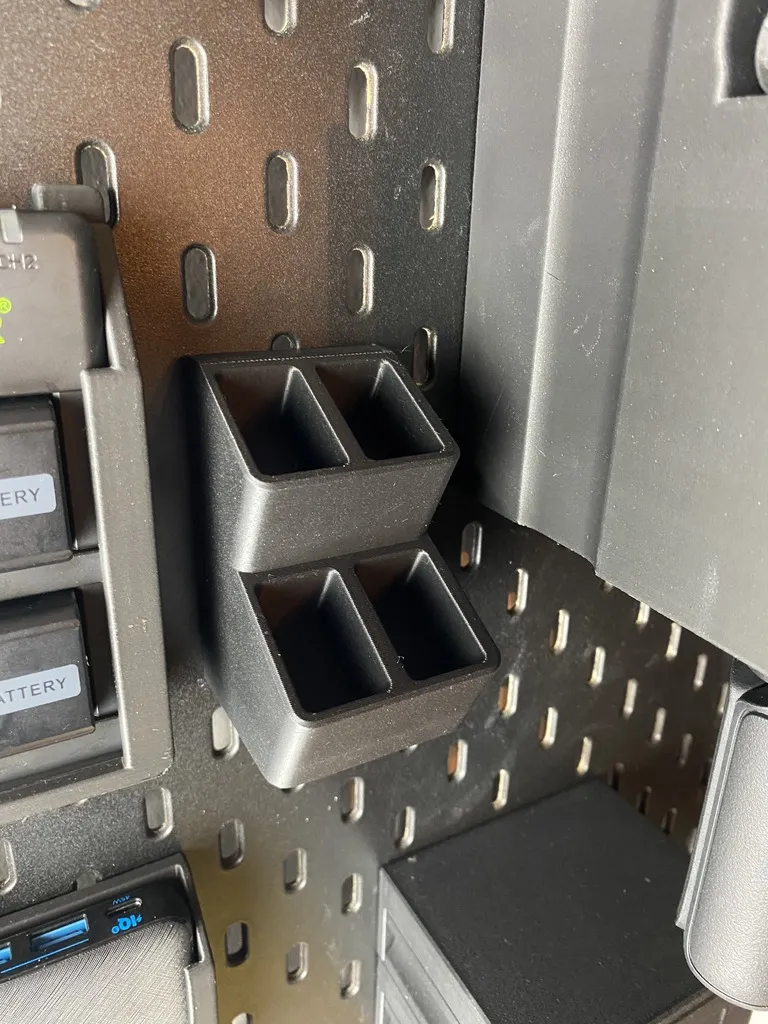 Giá đỡ pin camera trên bảng ghim Ikea Skadis