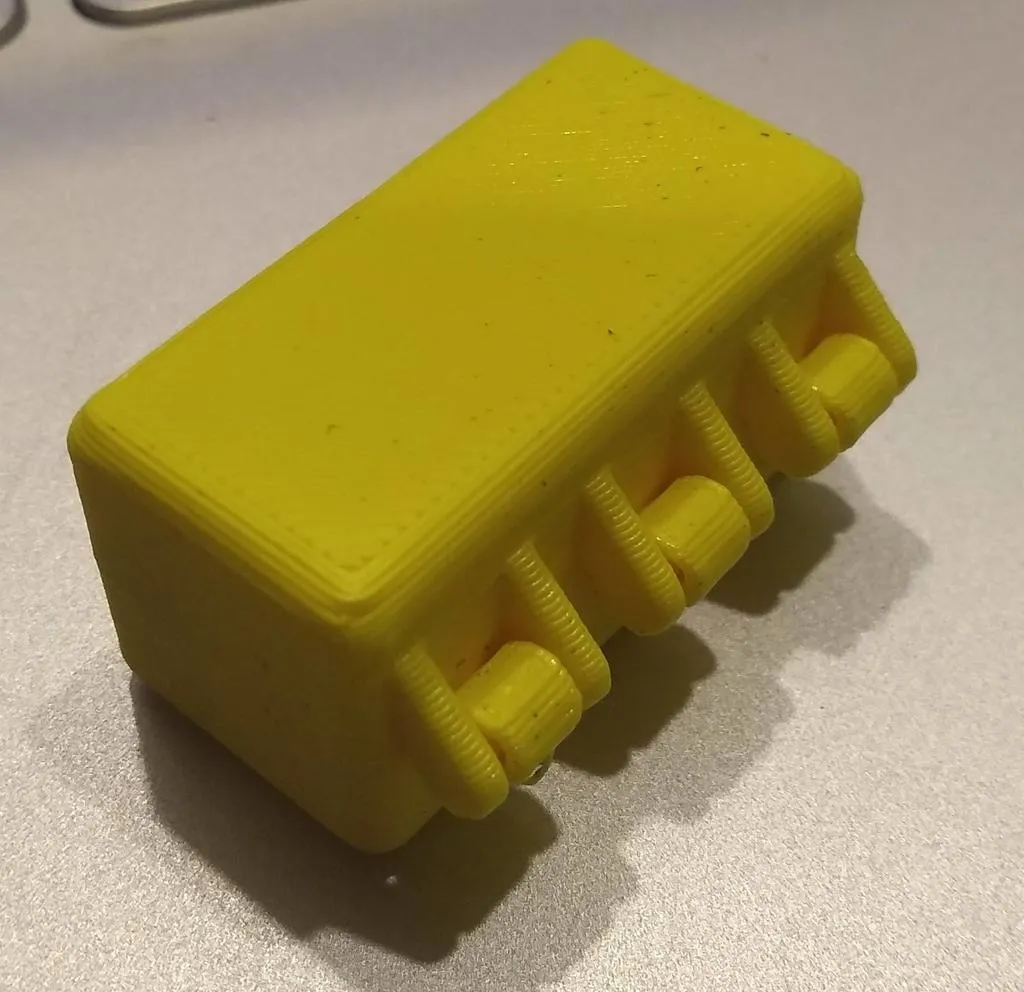 Hộp có bản lề và khóa từ tính Parametric (F360)