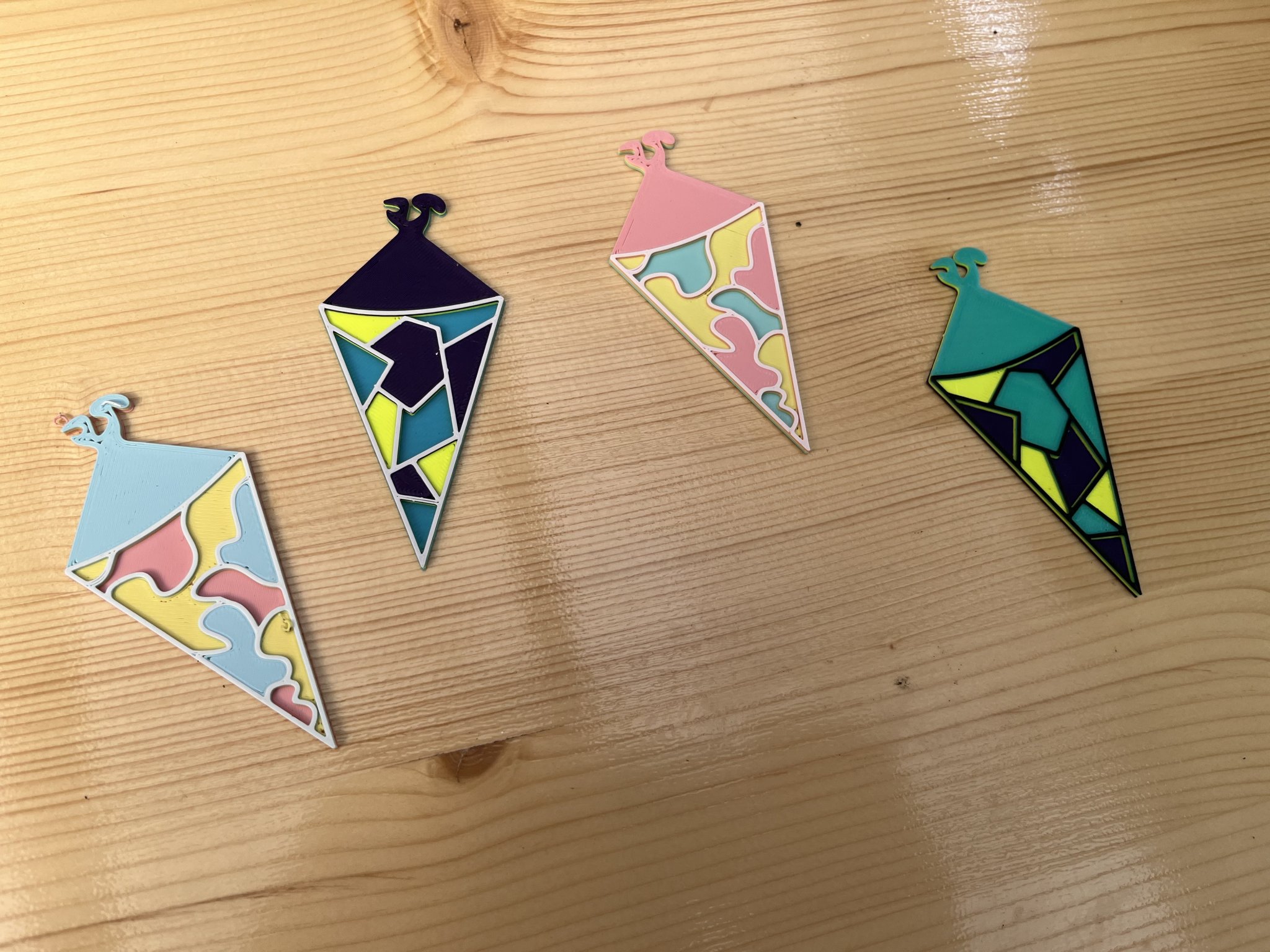 Trang trí bàn với Schultüten 4 màu sắc khác nhau