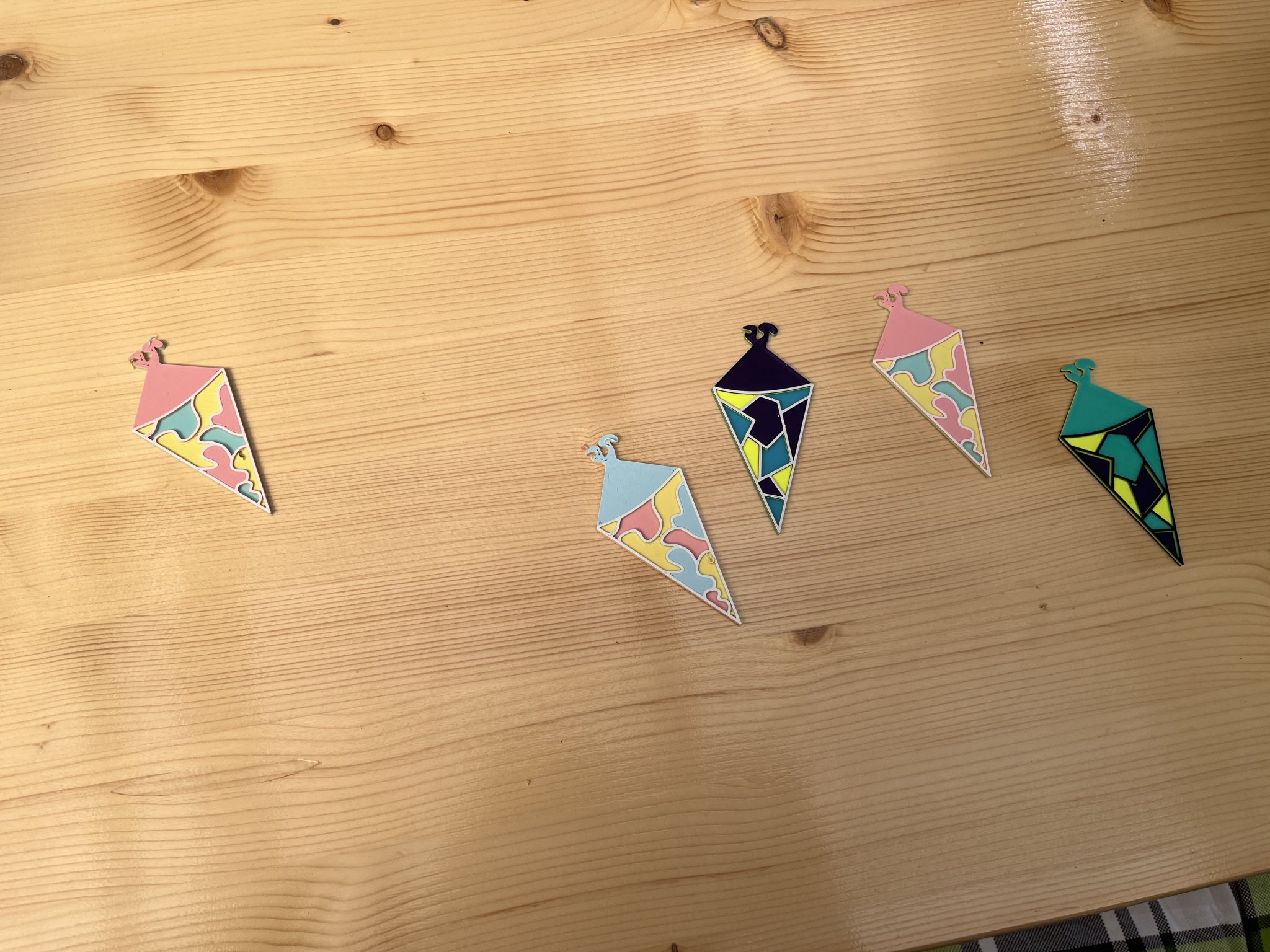 Trang trí bàn với Schultüten 4 màu sắc khác nhau