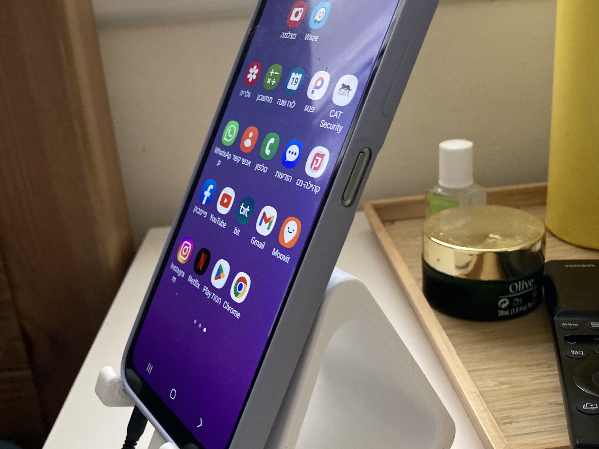 Giá đỡ điện thoại Galaxy A23 với kết nối USB và tai nghe