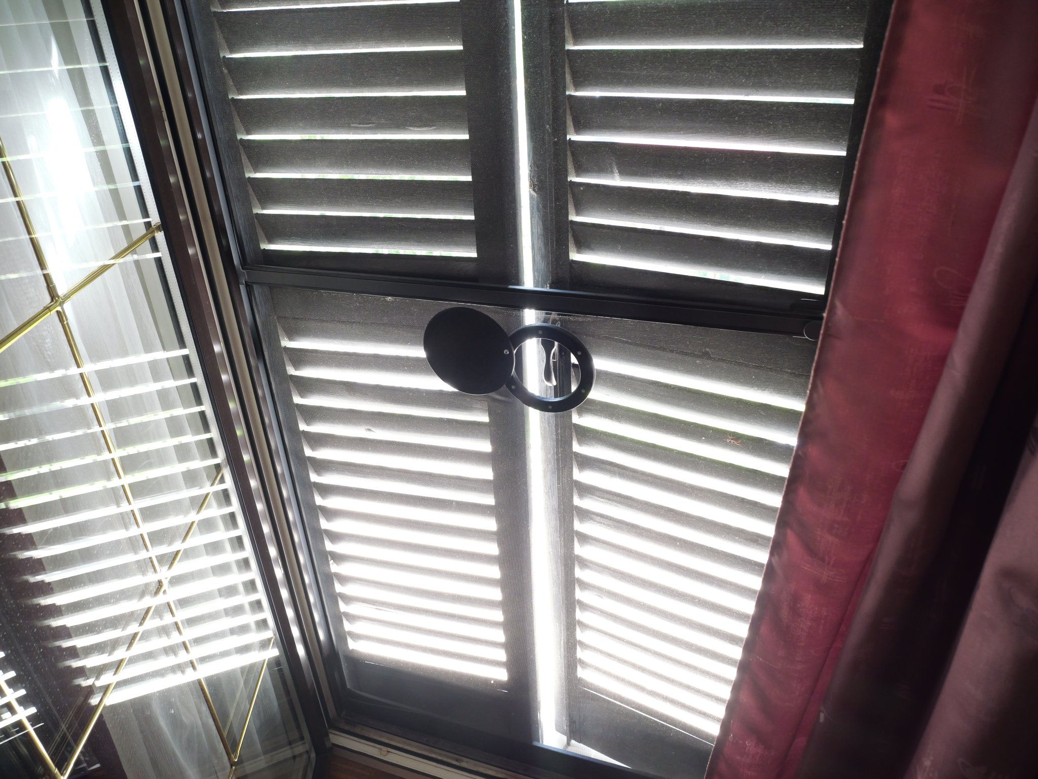 Lỗ chèn lưới cho cửa hoặc cửa sổ chống muỗi trên sân thư...