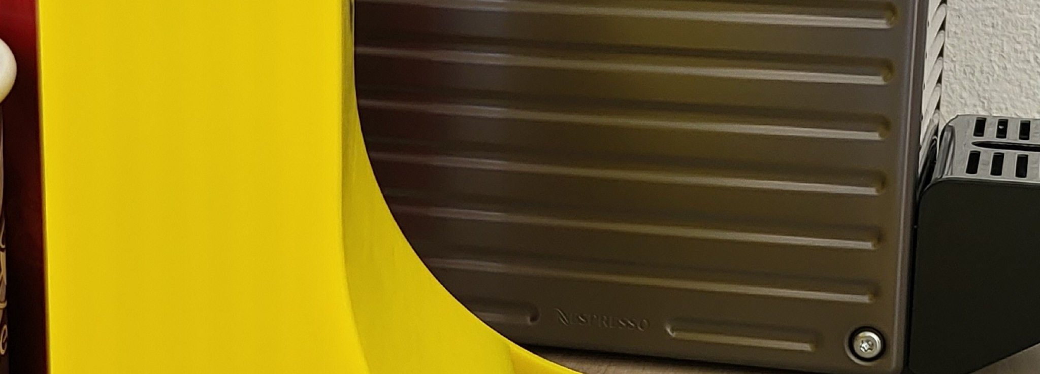 Giá đỡ ba tầng cho viên nén Nespresso với logo