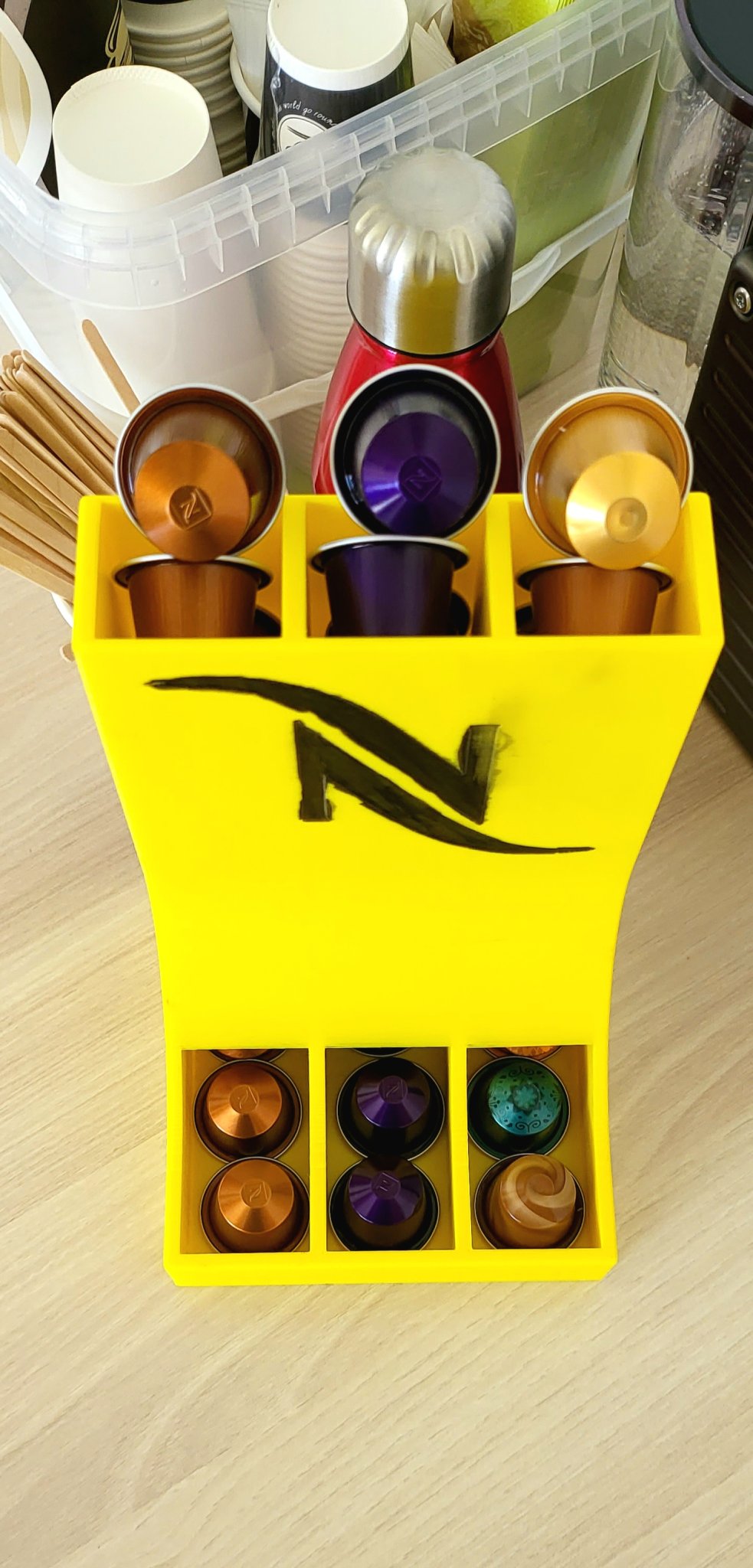 Giá đỡ ba tầng cho viên nén Nespresso với logo