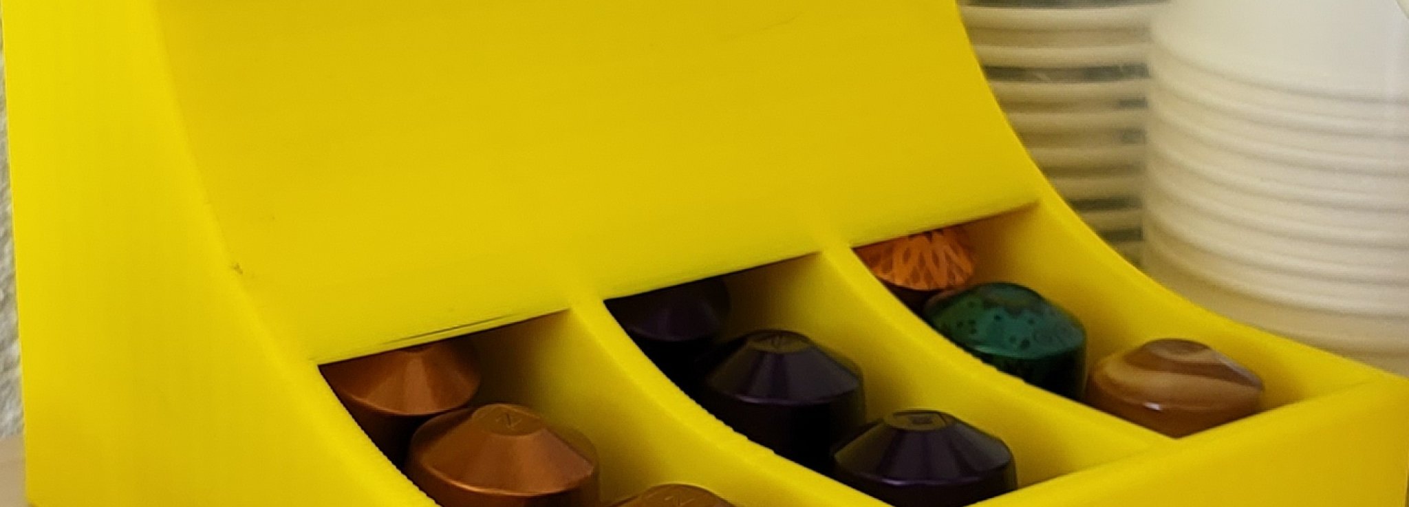 Giá đỡ ba tầng cho viên nén Nespresso với logo