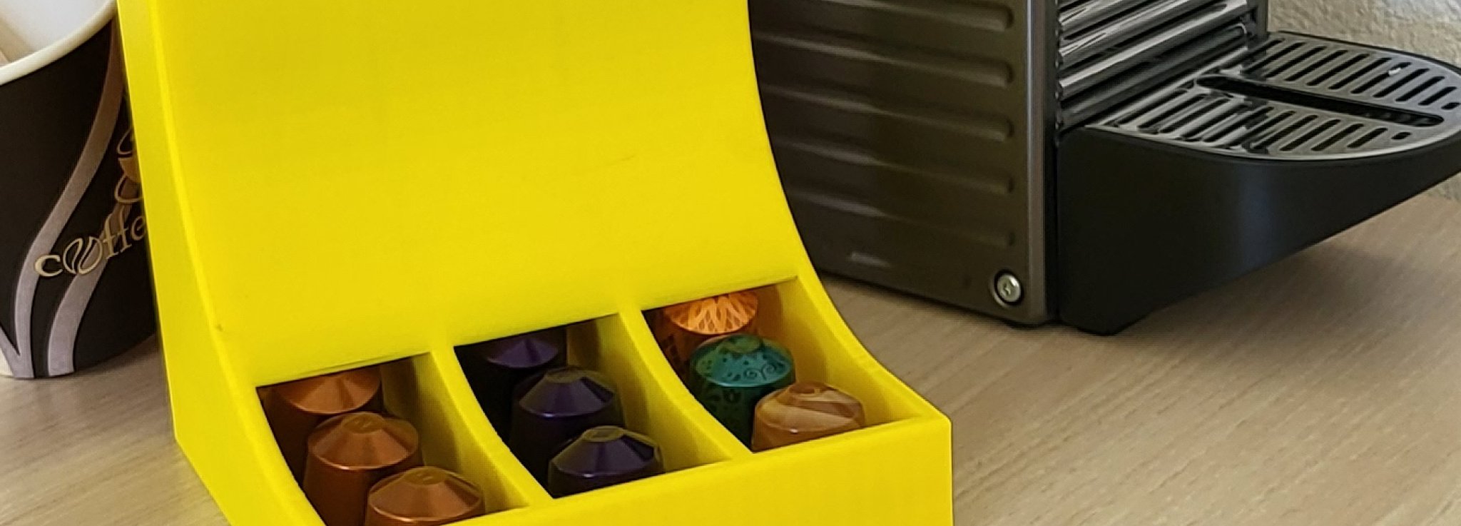 Giá đỡ ba tầng cho viên nén Nespresso với logo