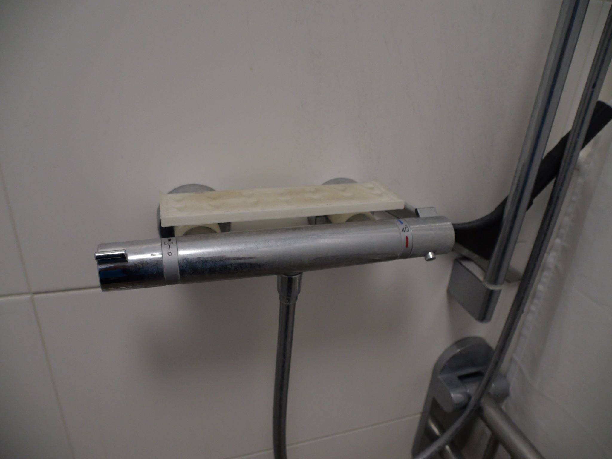 Bàn để xà phòng và dầu gội trong phòng tắm