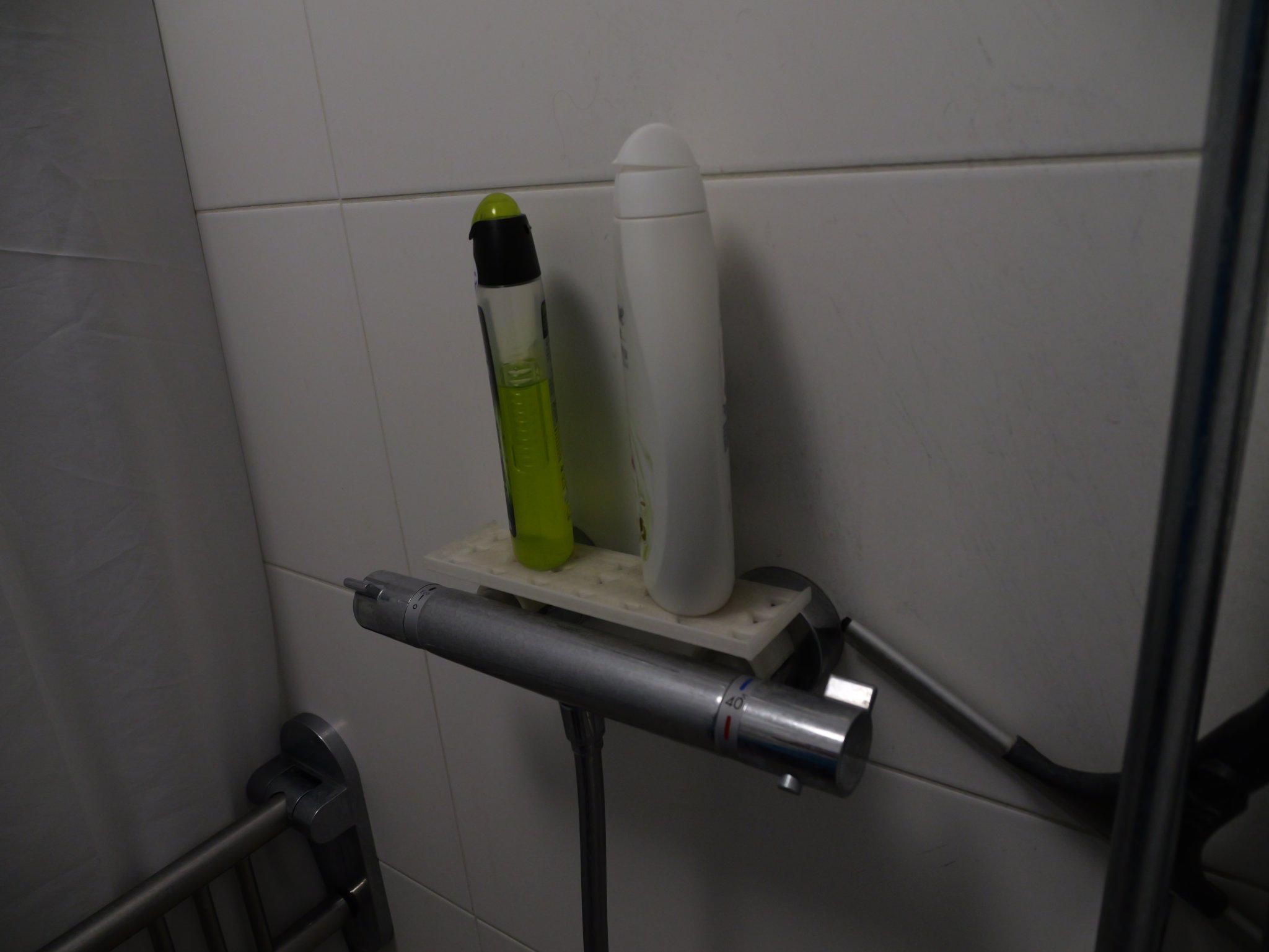 Bàn để xà phòng và dầu gội trong phòng tắm