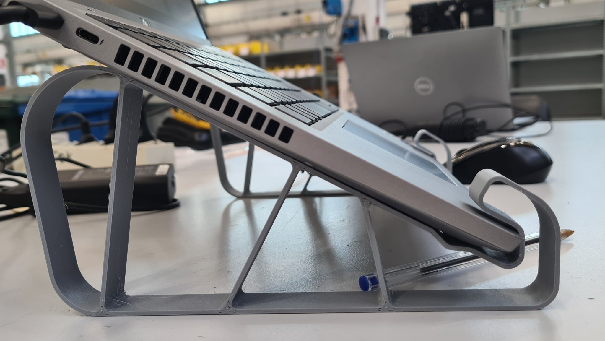 Giá đỡ PC nghiêng giúp giảm đau cổ khi làm việc