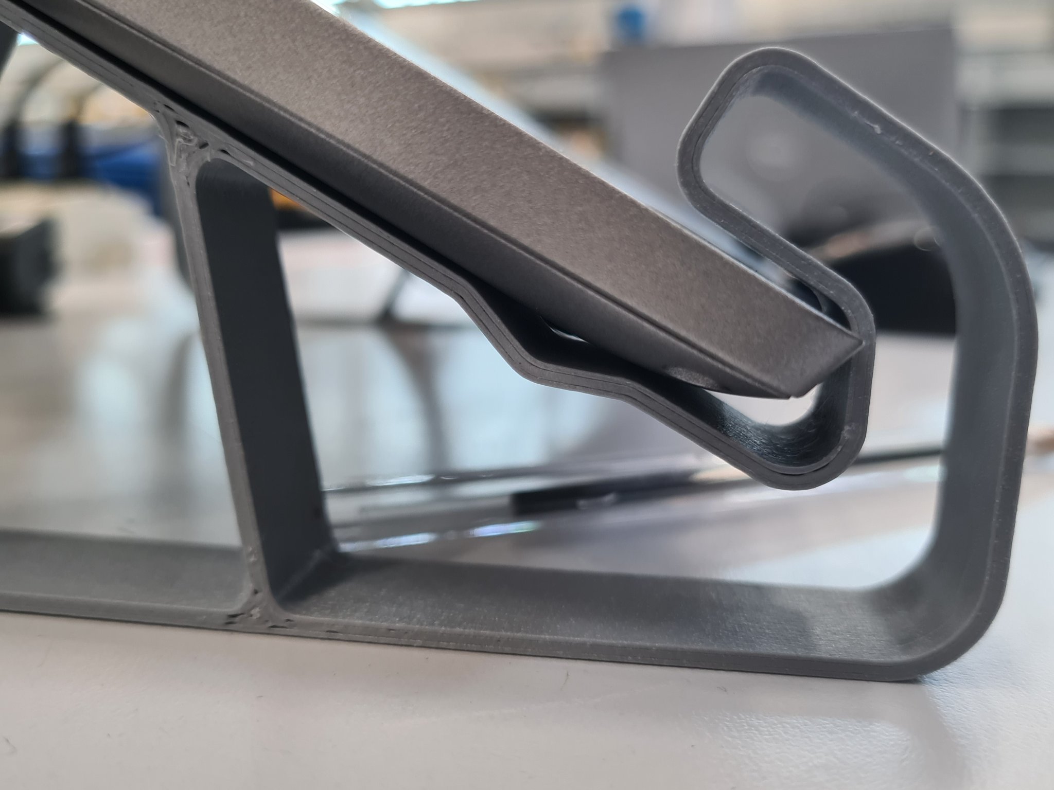 Giá đỡ PC nghiêng giúp giảm đau cổ khi làm việc