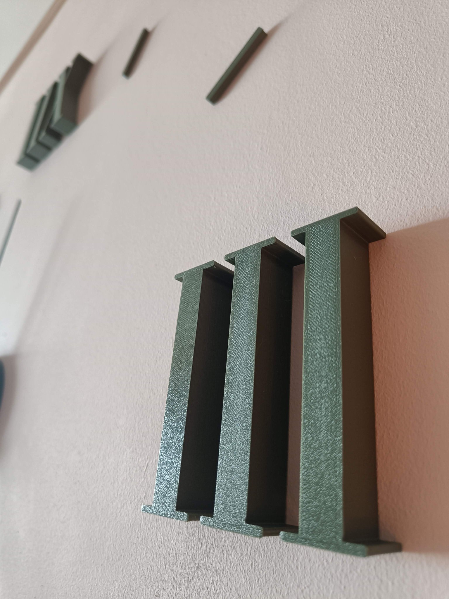 Đồng hồ treo tường lớn với số La Mã và hướng dẫn căn ch...