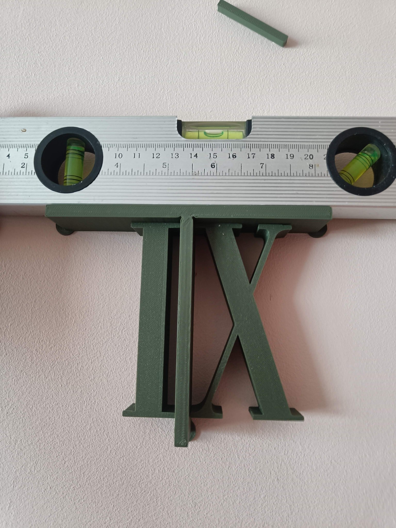 Đồng hồ treo tường lớn với số La Mã và hướng dẫn căn ch...