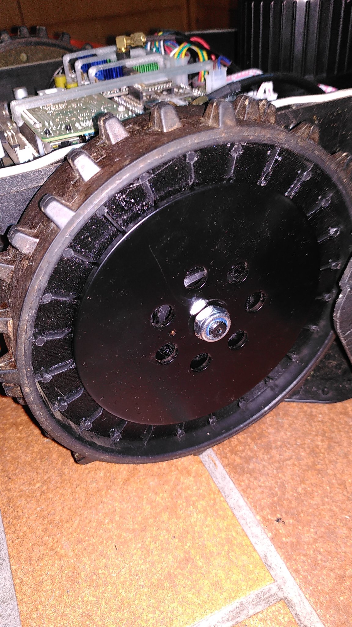 Trọng lượng bánh xe YardForce Classic 500 để tăng độ bám đường