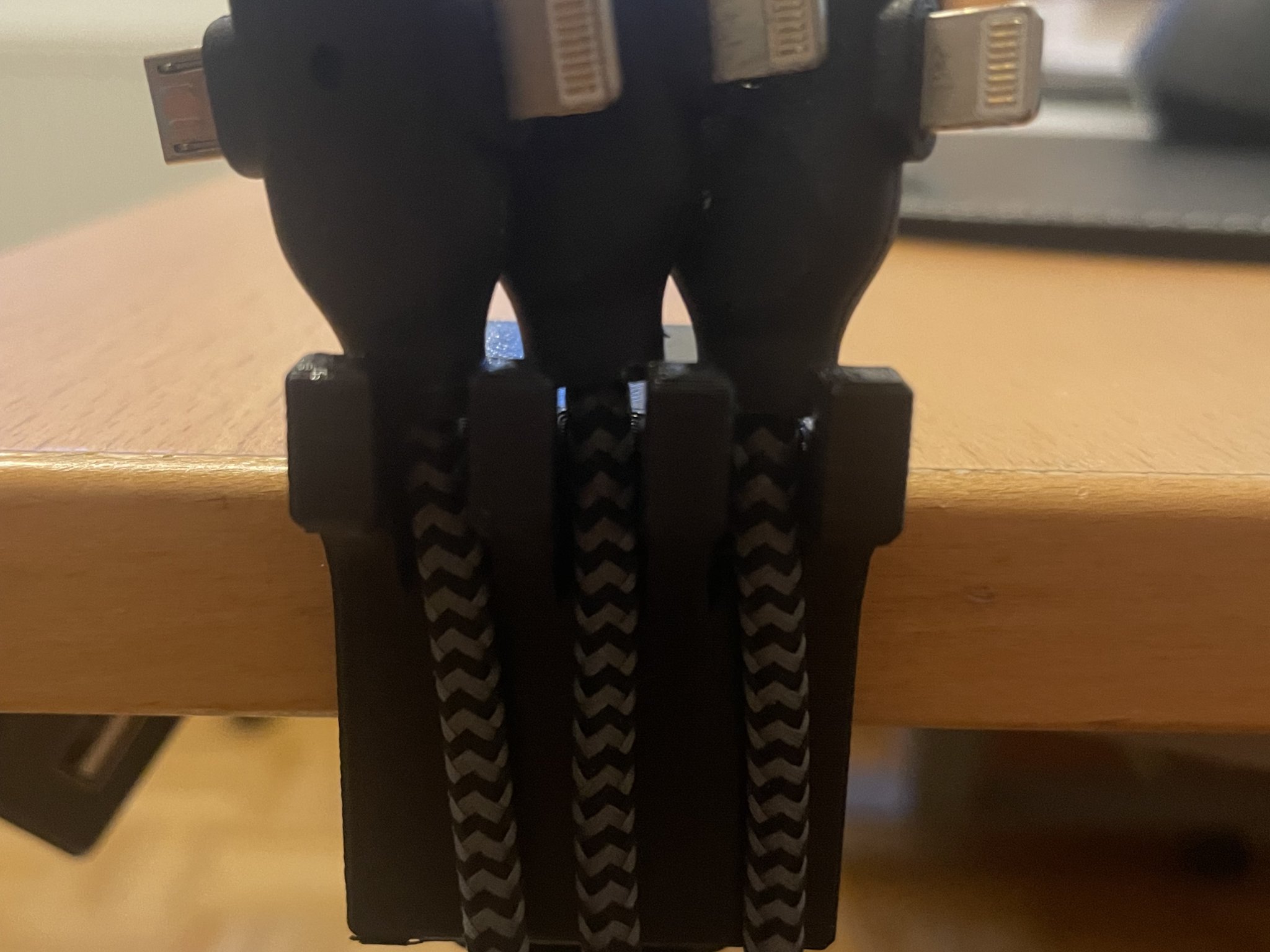 Giá đỡ cáp cho ba dây cáp kẹp bàn