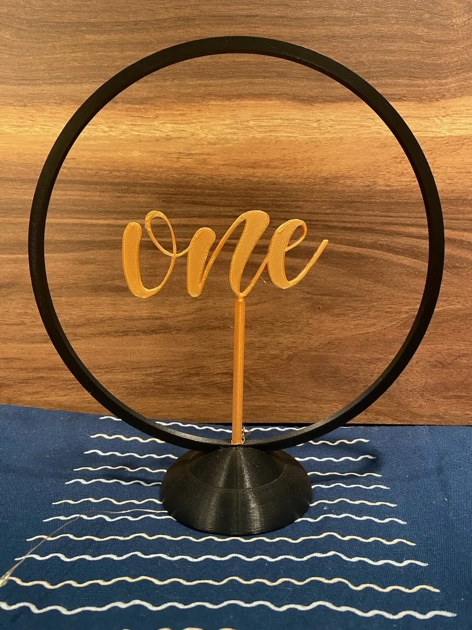 Trung tâm hoa cưới hình vòng và số bàn