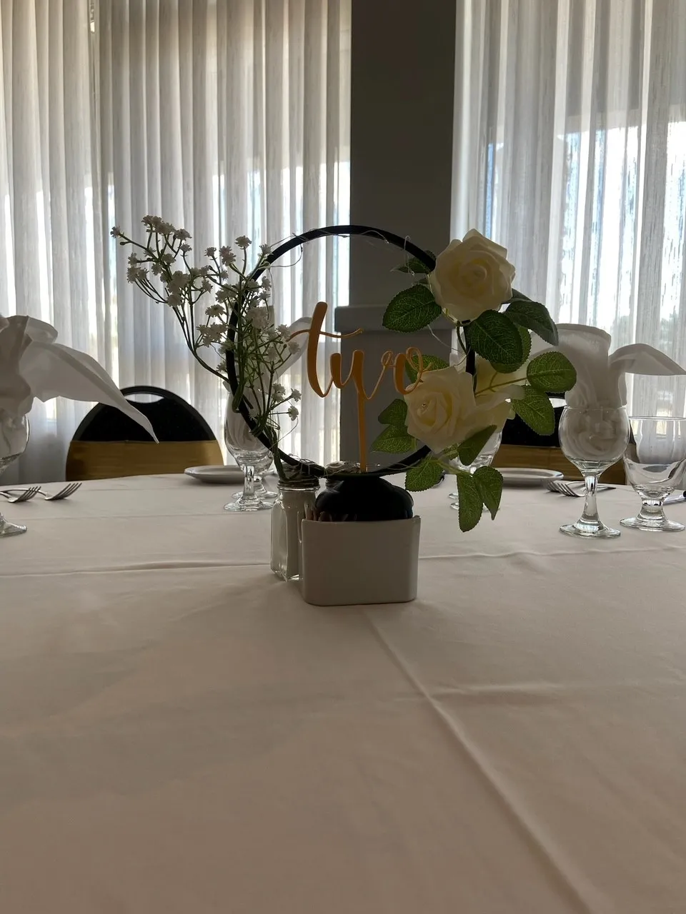 Trung tâm hoa cưới hình vòng và số bàn