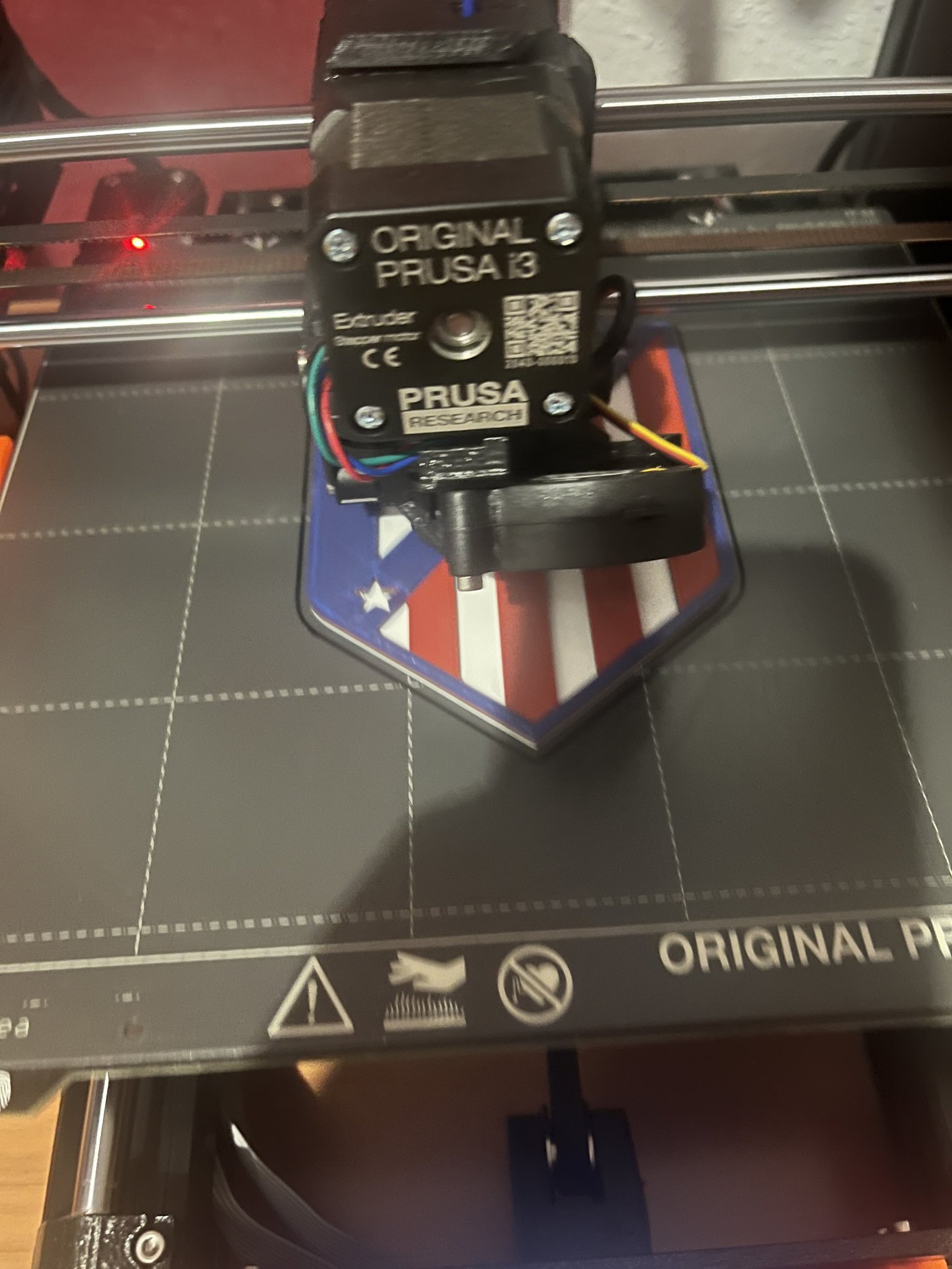 Biểu tượng câu lạc bộ Atlético de Madrid với thiết kế màu s...