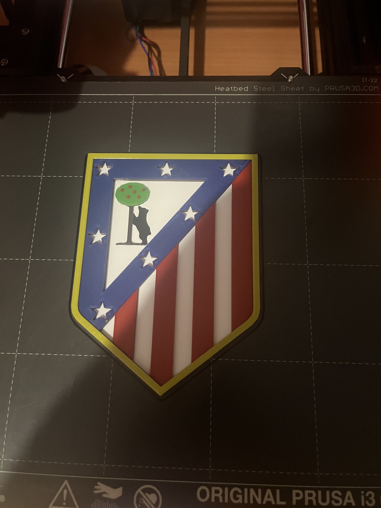 Biểu tượng câu lạc bộ Atlético de Madrid với thiết kế màu s...