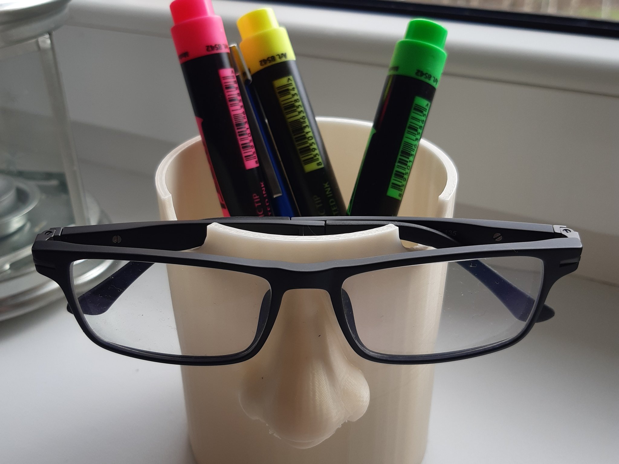 Giá đỡ bút và kệ đựng kính mắt Brýlovec