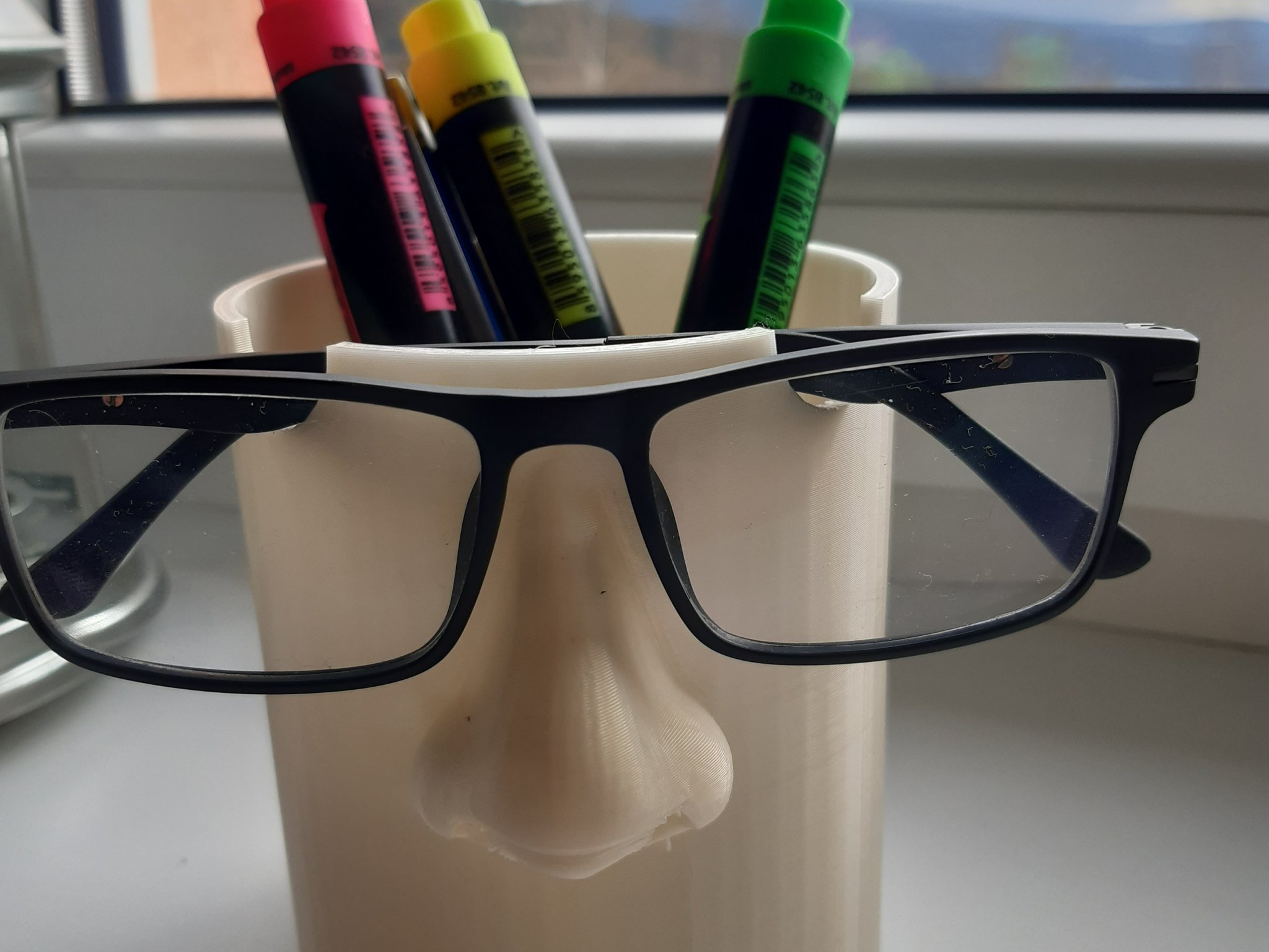 Giá đỡ bút và kệ đựng kính mắt Brýlovec