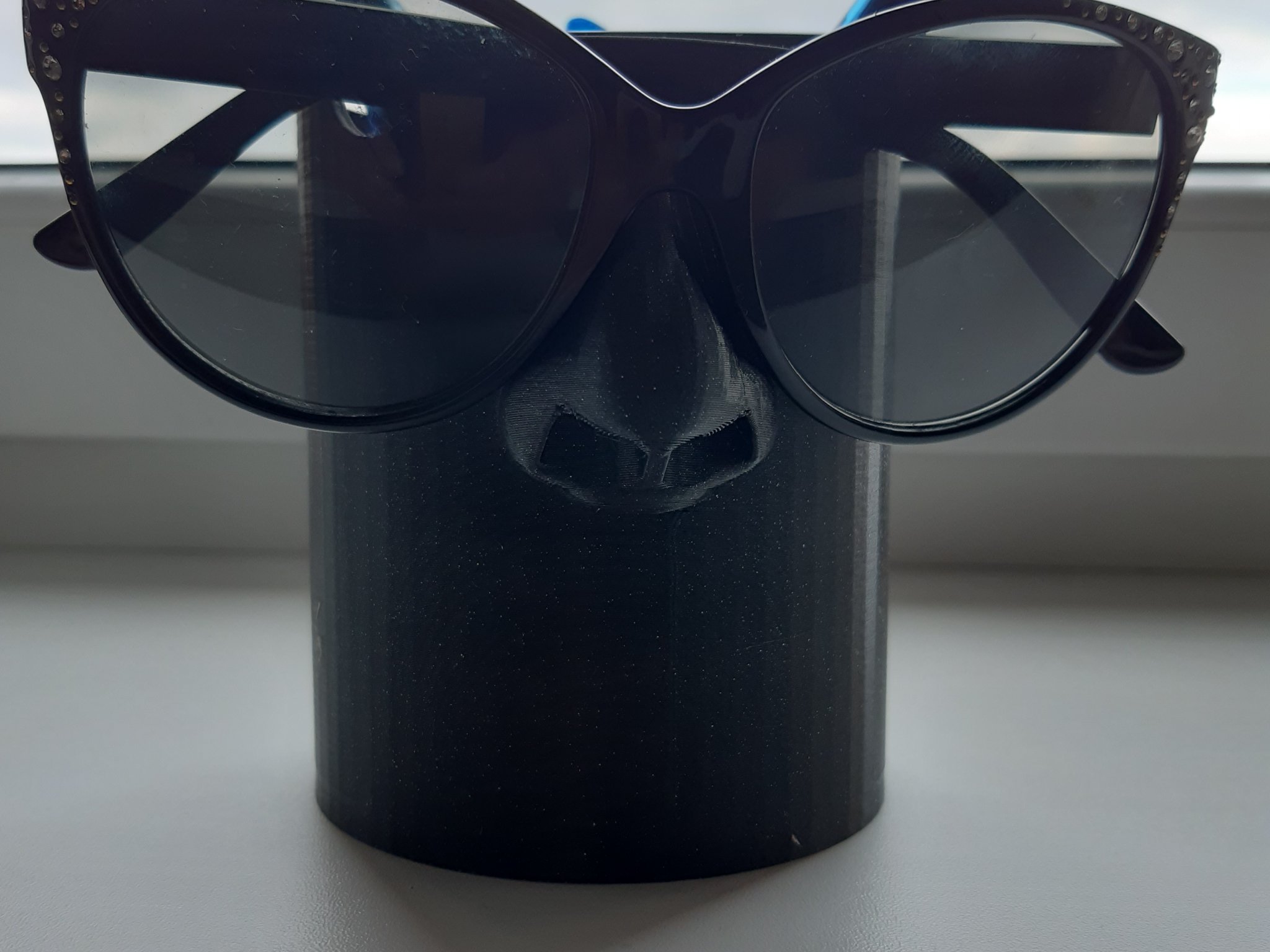 Giá đỡ bút và kệ đựng kính mắt Brýlovec