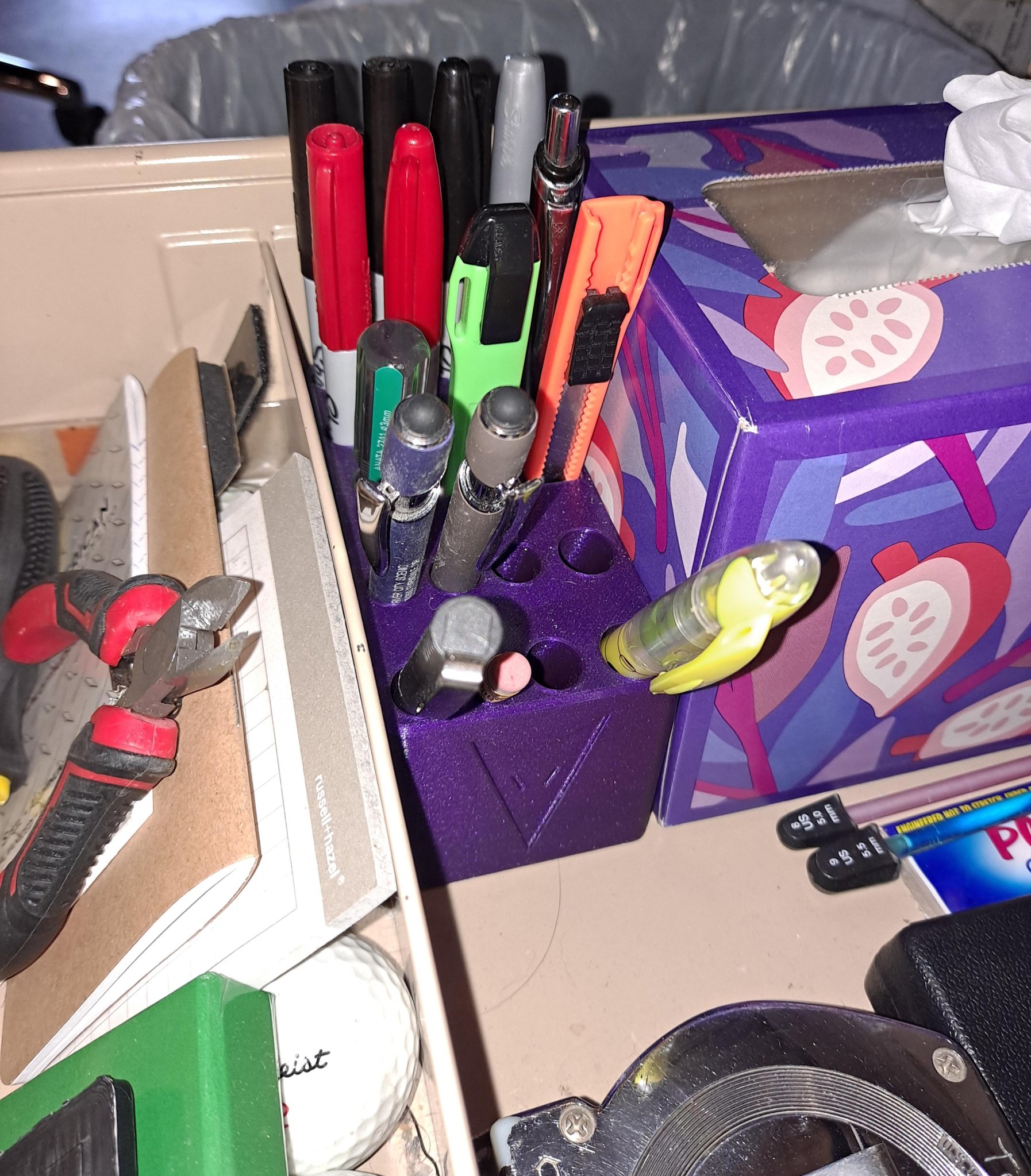 Giá đỡ bút và dụng cụ trong ngăn kéo bàn