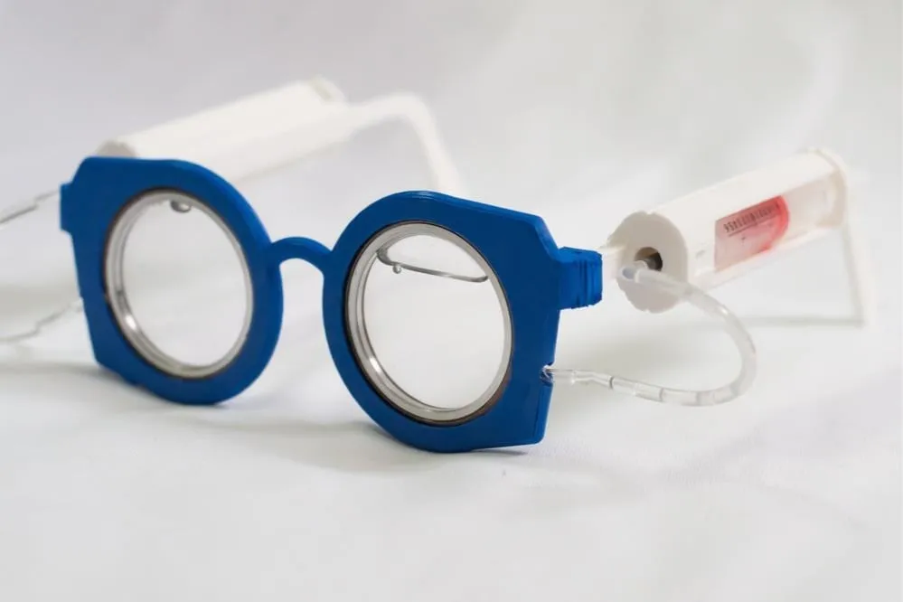 Kính tự điều chỉnh có ống tiêm điều chỉnh độ cận