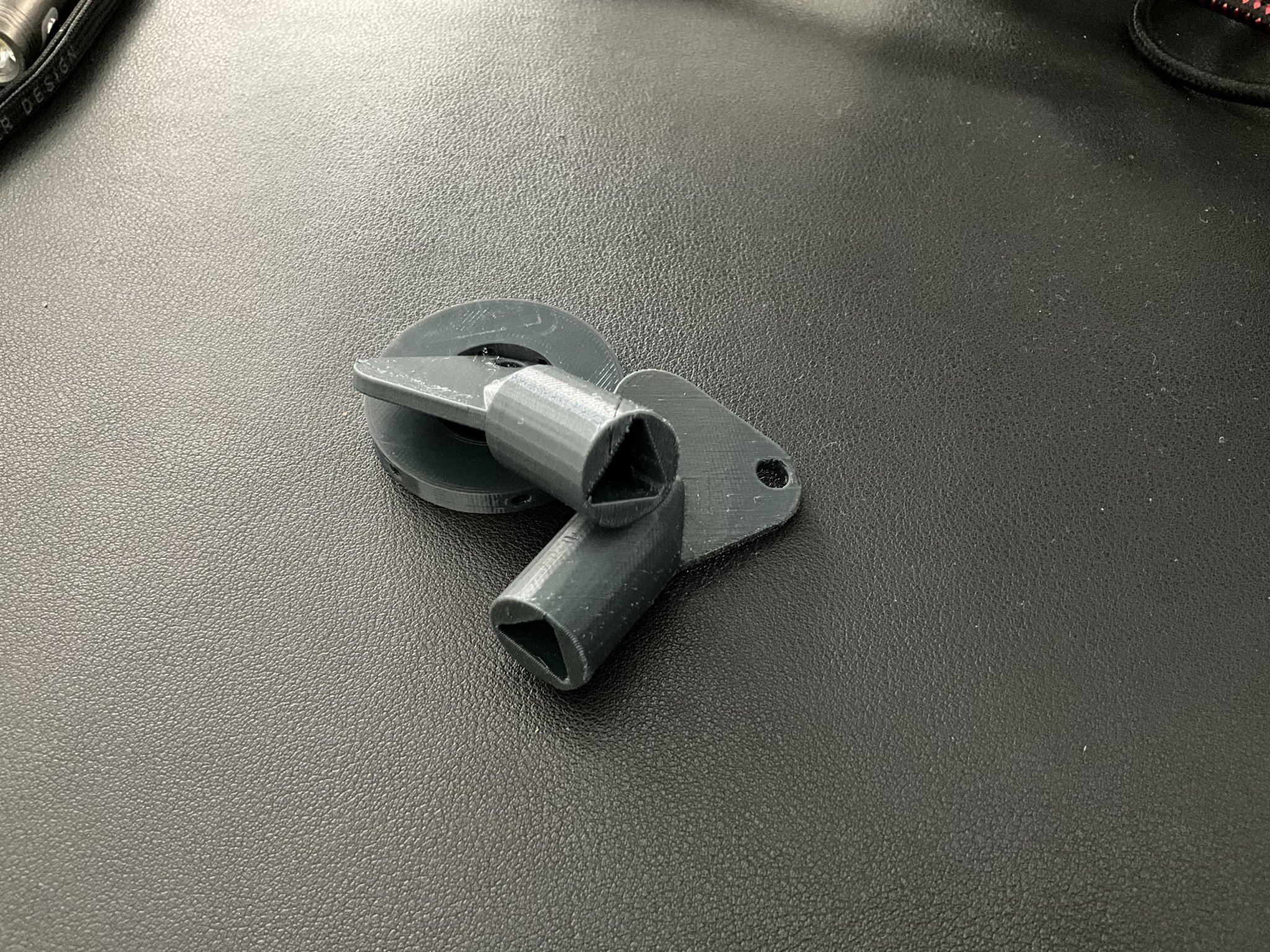 Chìa khóa hình tam giác ngắn cho tủ điện/gas 16mm