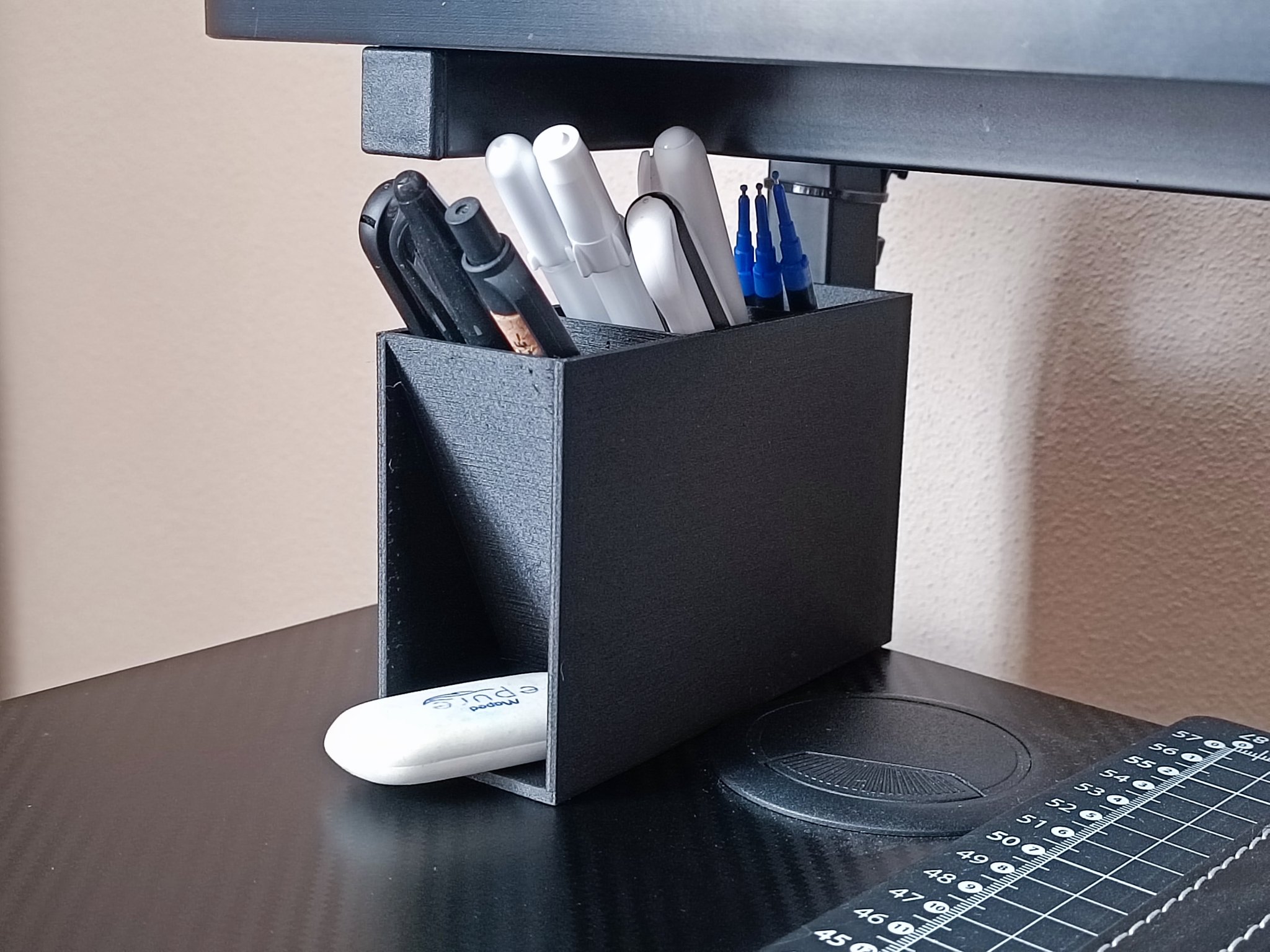 Giá đỡ bút đơn giản để dưới bàn làm việc