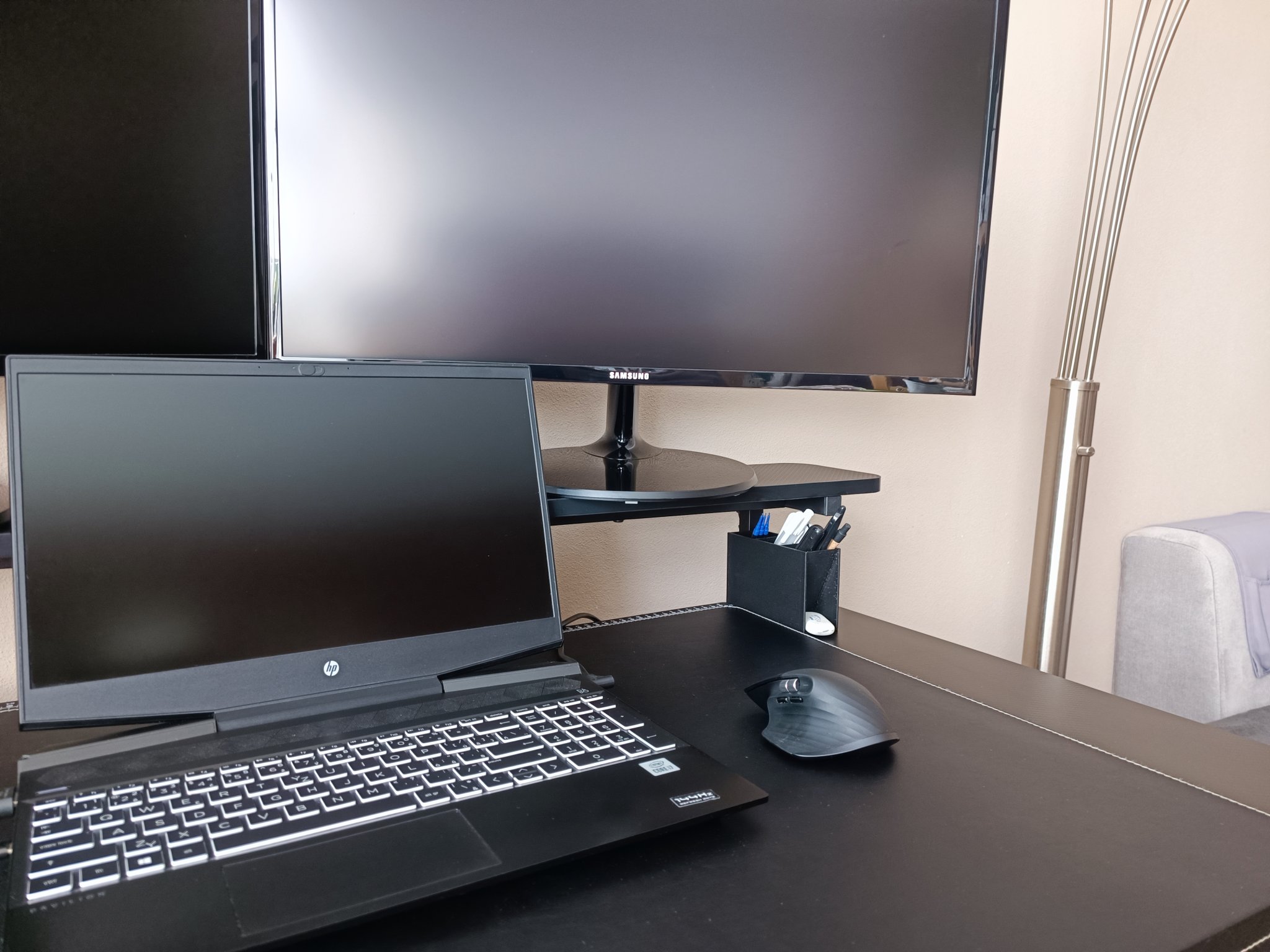 Giá đỡ bút đơn giản để dưới bàn làm việc