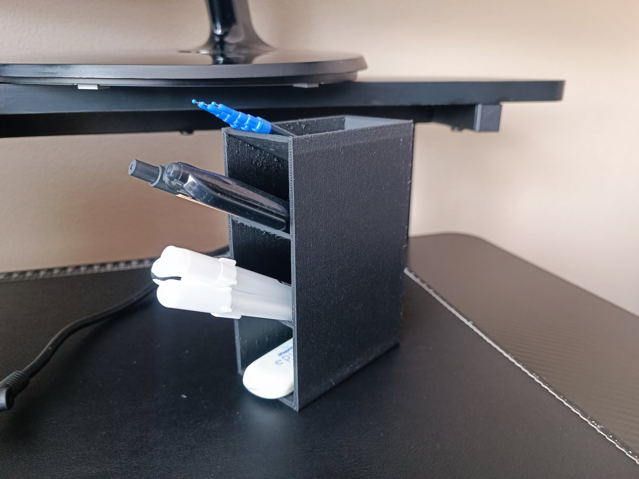 Giá đỡ bút đơn giản để dưới bàn làm việc