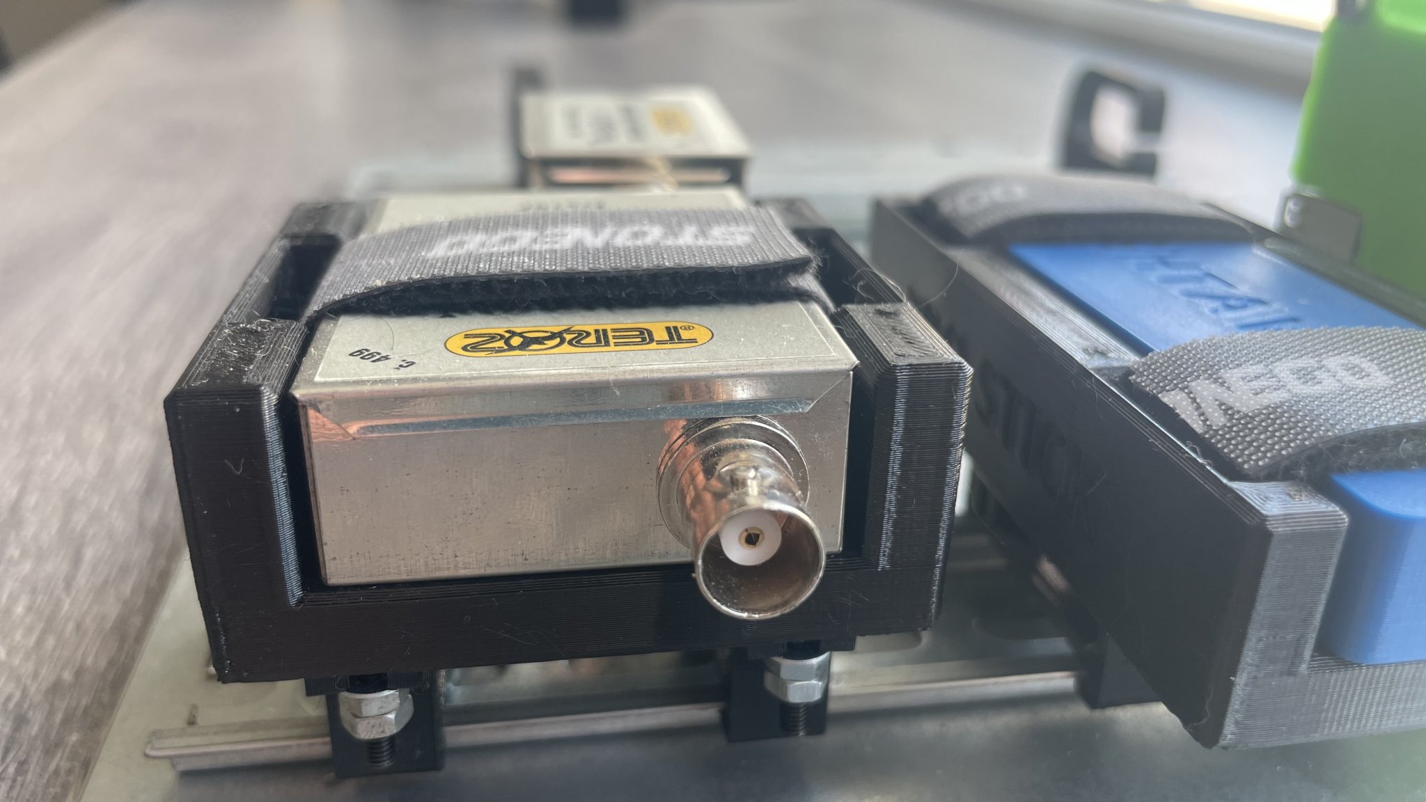 Giá đỡ DIN cho bộ khuếch đại Teroz ADS-B