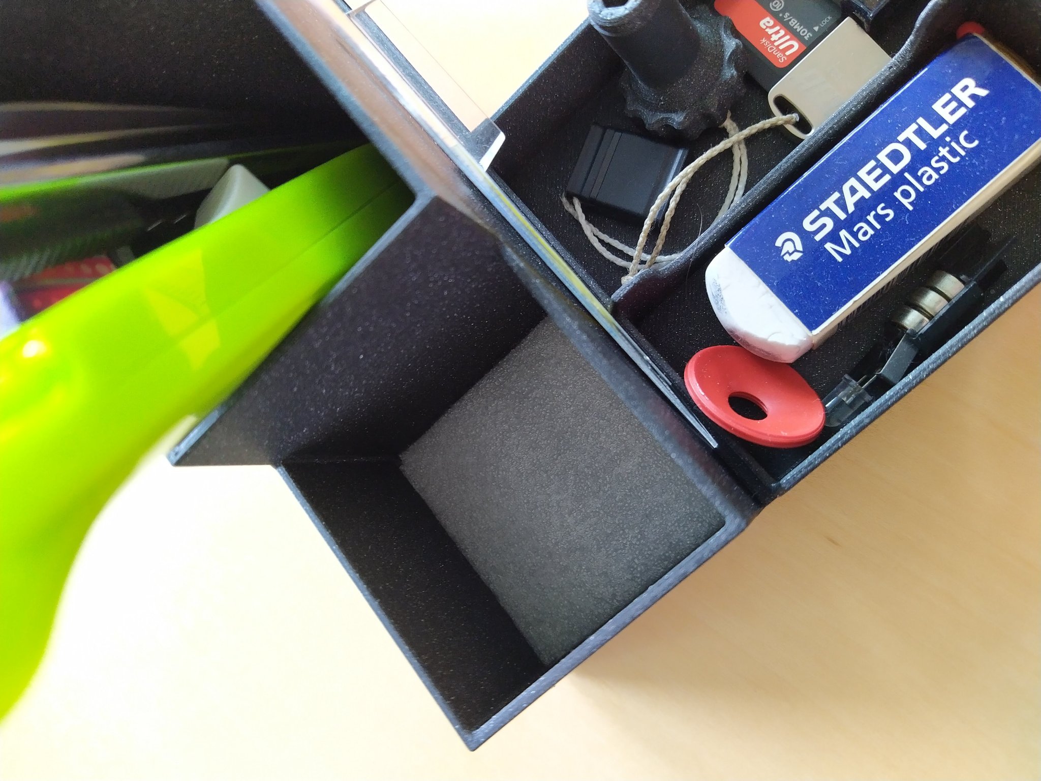 Giá đỡ bút đa năng cho bàn làm việc