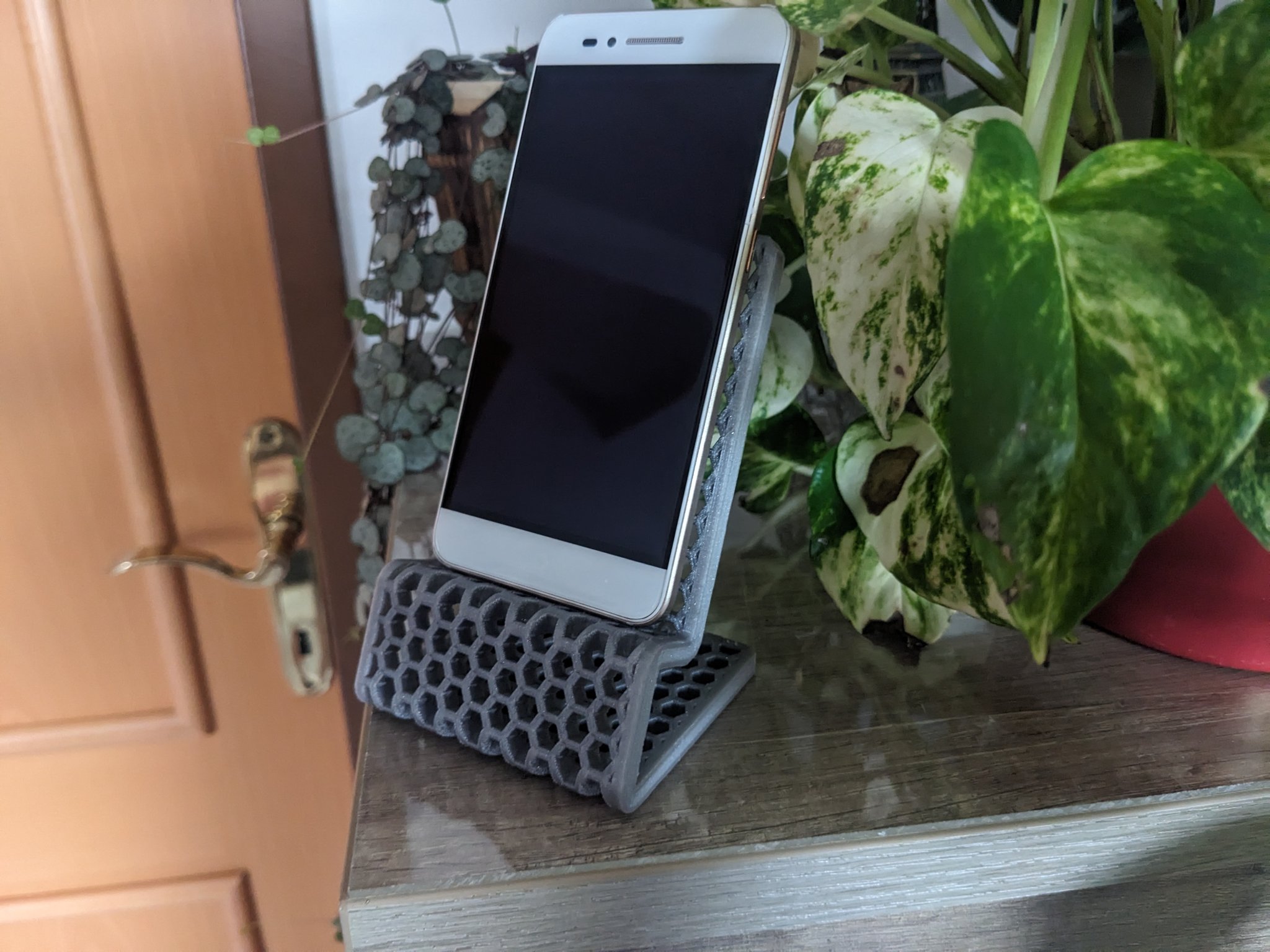 Giá đỡ điện thoại hình lục giác đơn giản