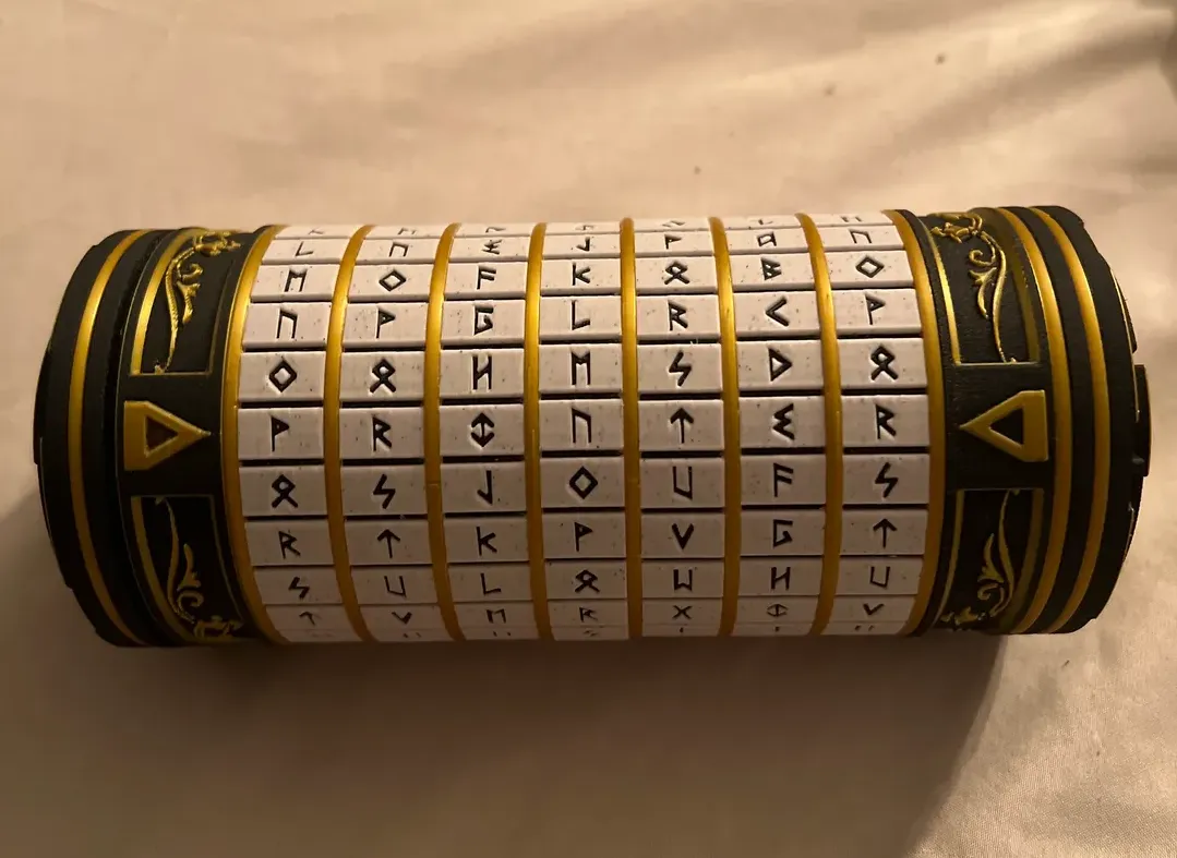 Nhẫn chữ Cryptex với phông chữ Heorot